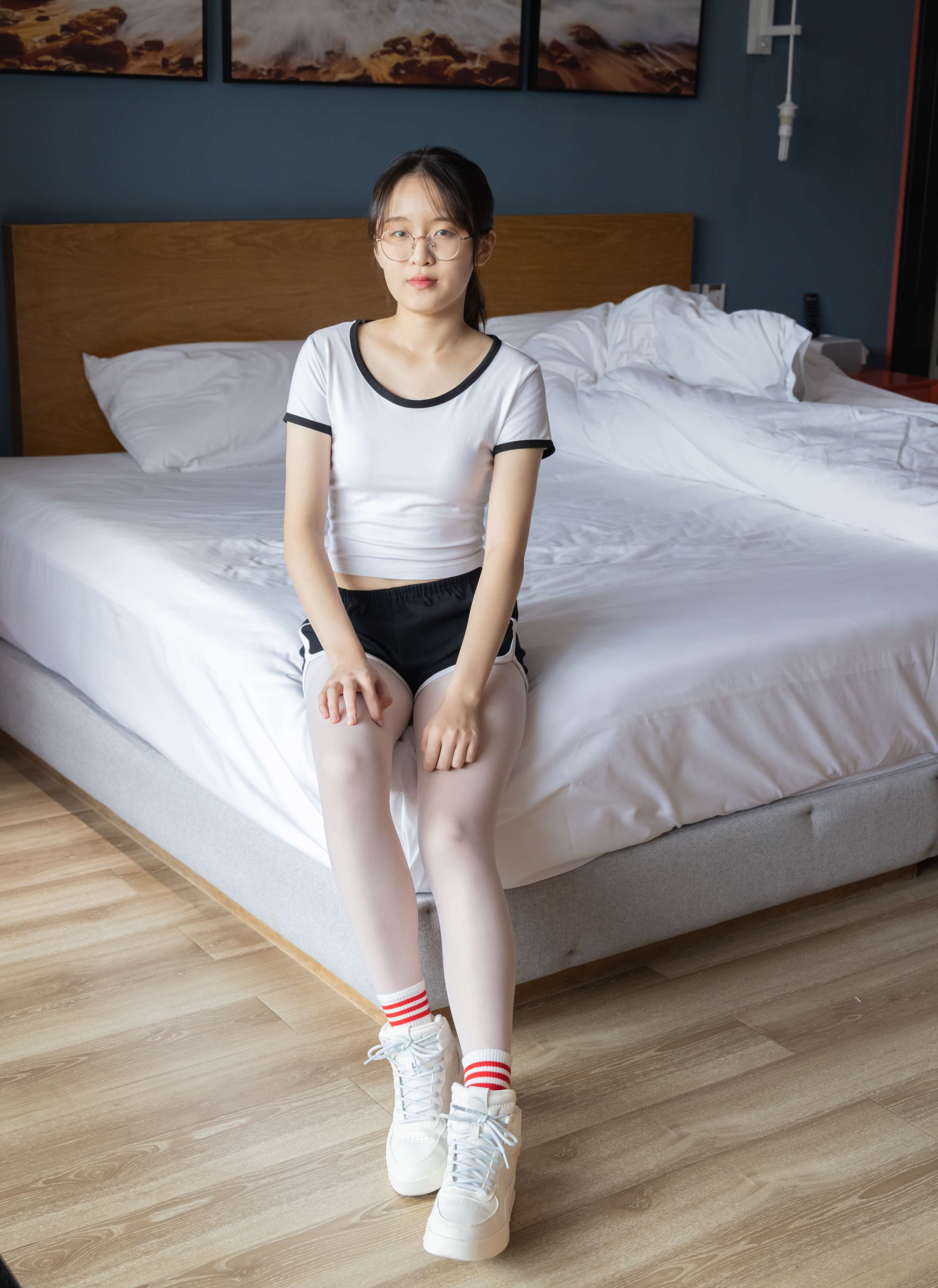 《熊熊-板鞋の棉套白丝脚》作品图