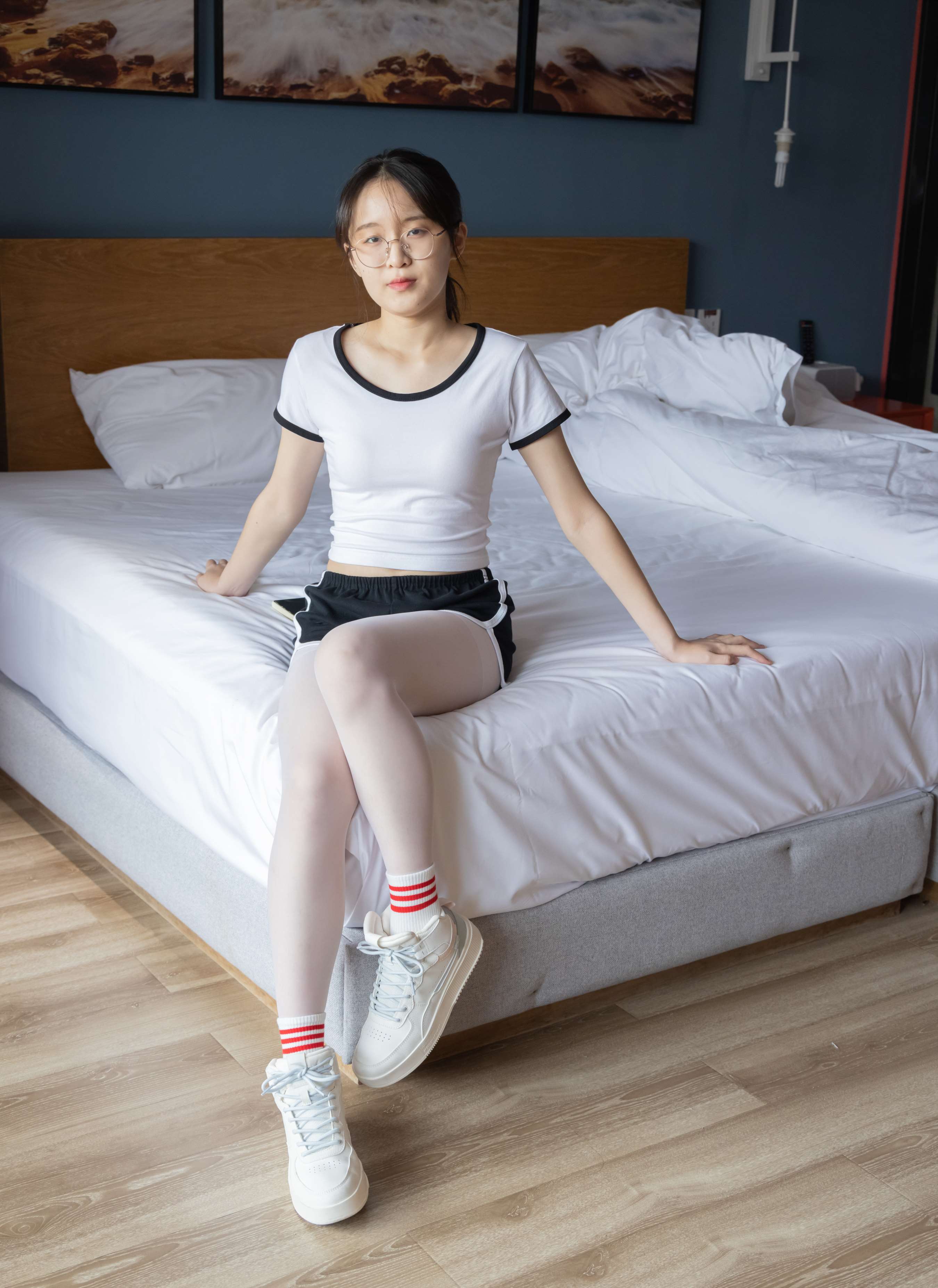 《熊熊-板鞋の棉套白丝脚》作品图