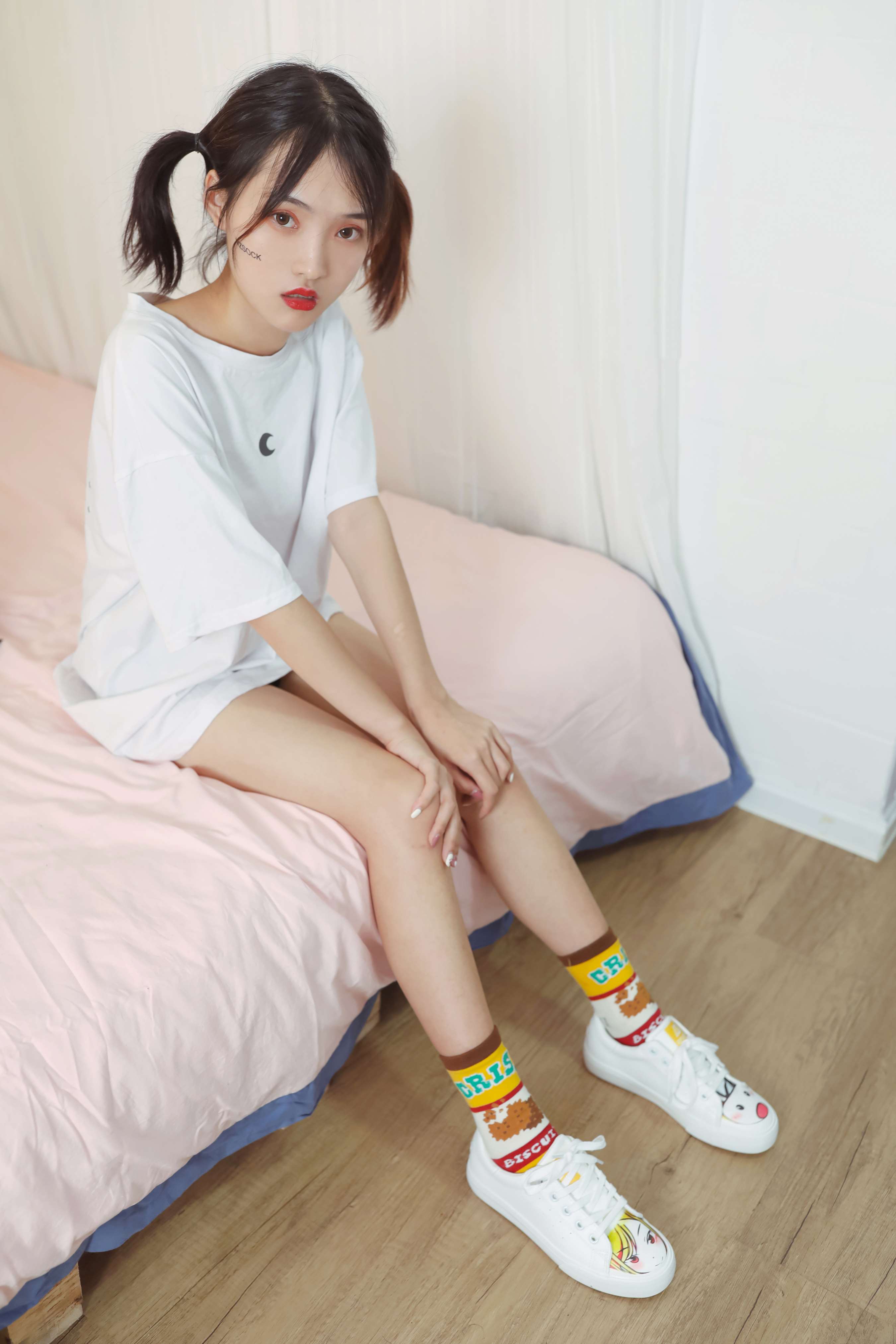 《茜茜黄棉袜の裸足》作品图