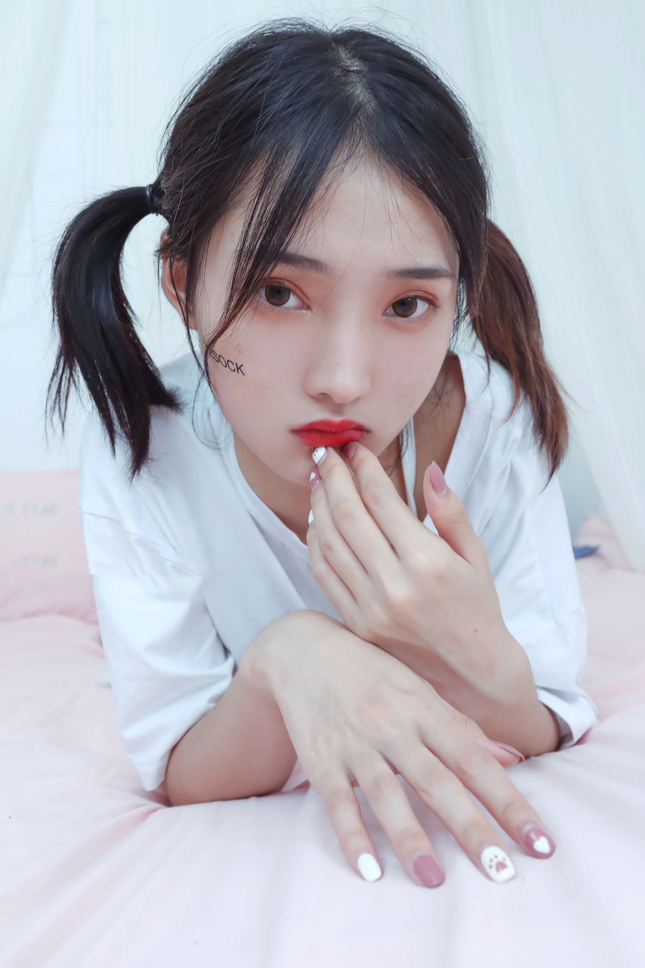 《茜茜黄棉袜の裸足》作品图