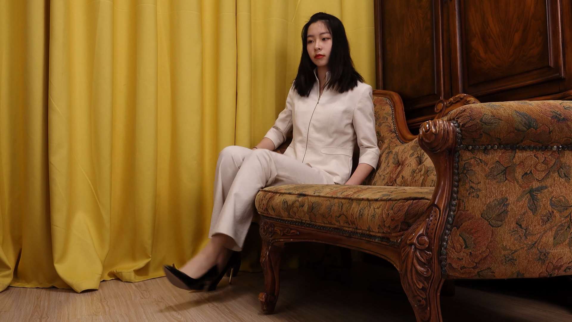 《[寄卖视频]-A&F-小美女Yiyi-沙发上展示肉色丝袜》作品图