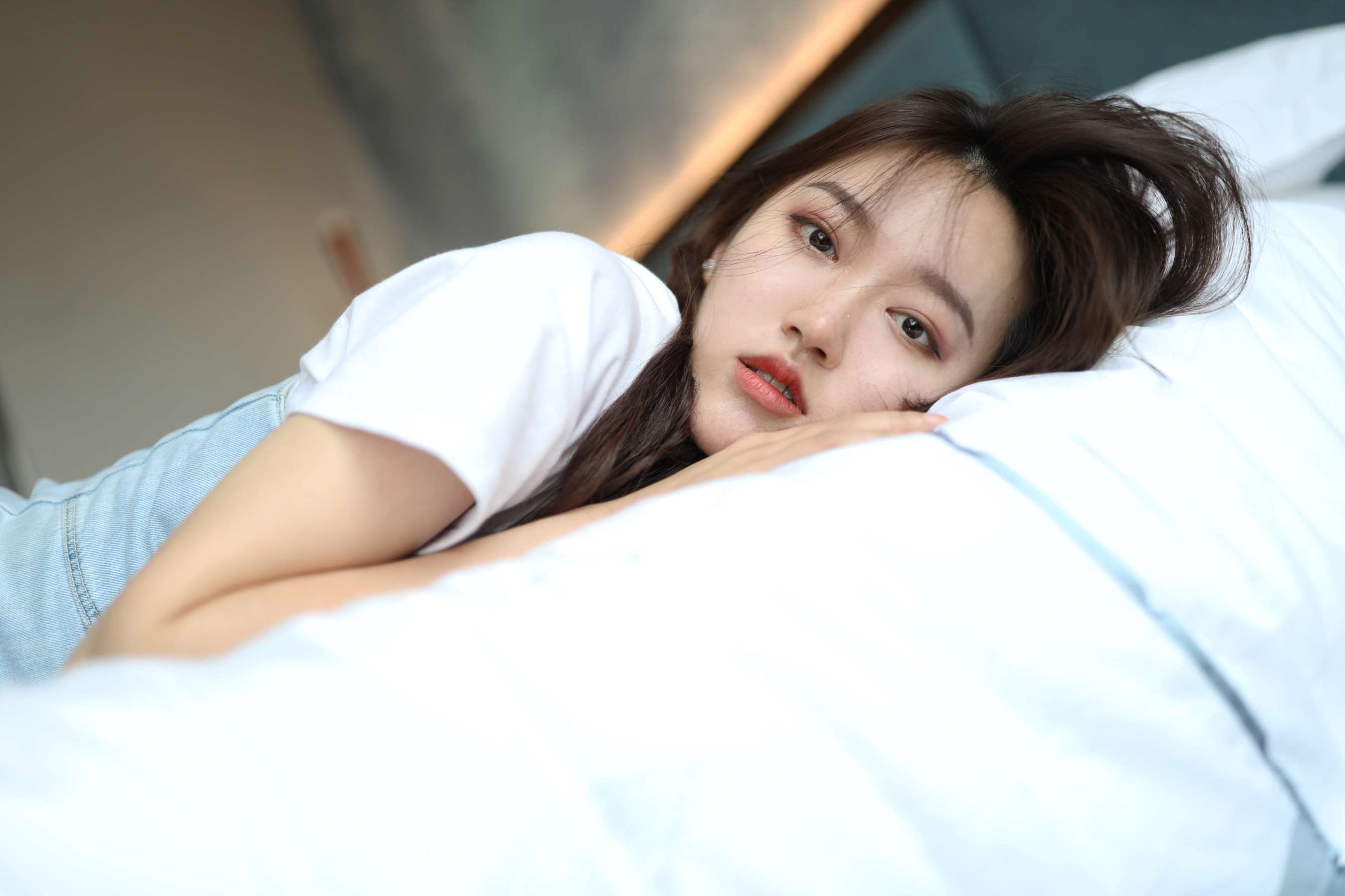 《雯雯牛仔裙の嫩足玩水》作品图