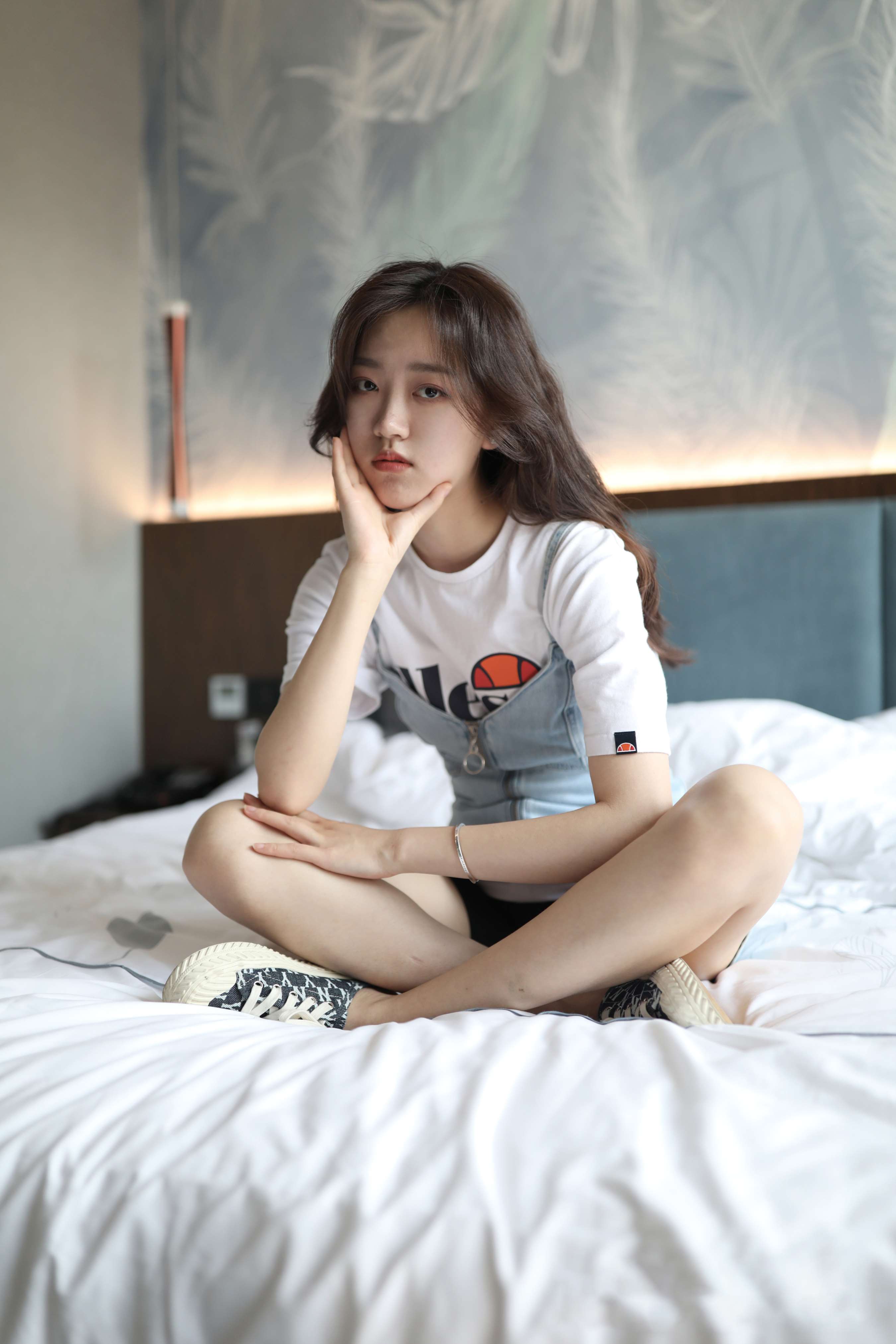 《雯雯牛仔裙の嫩足玩水》作品图