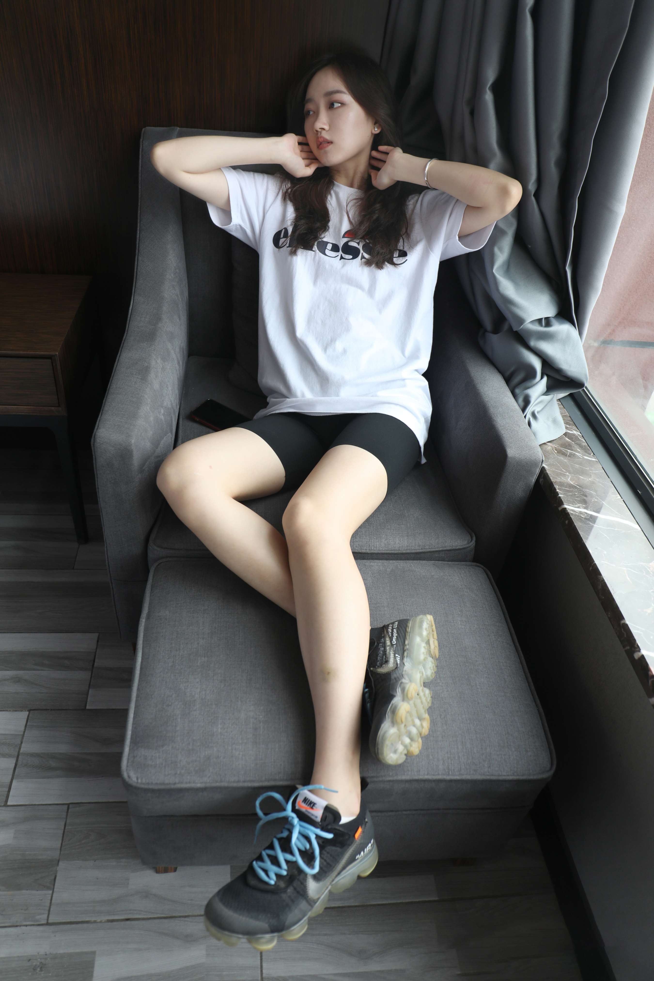 《雯雯脱棉袜玩水杯》作品图