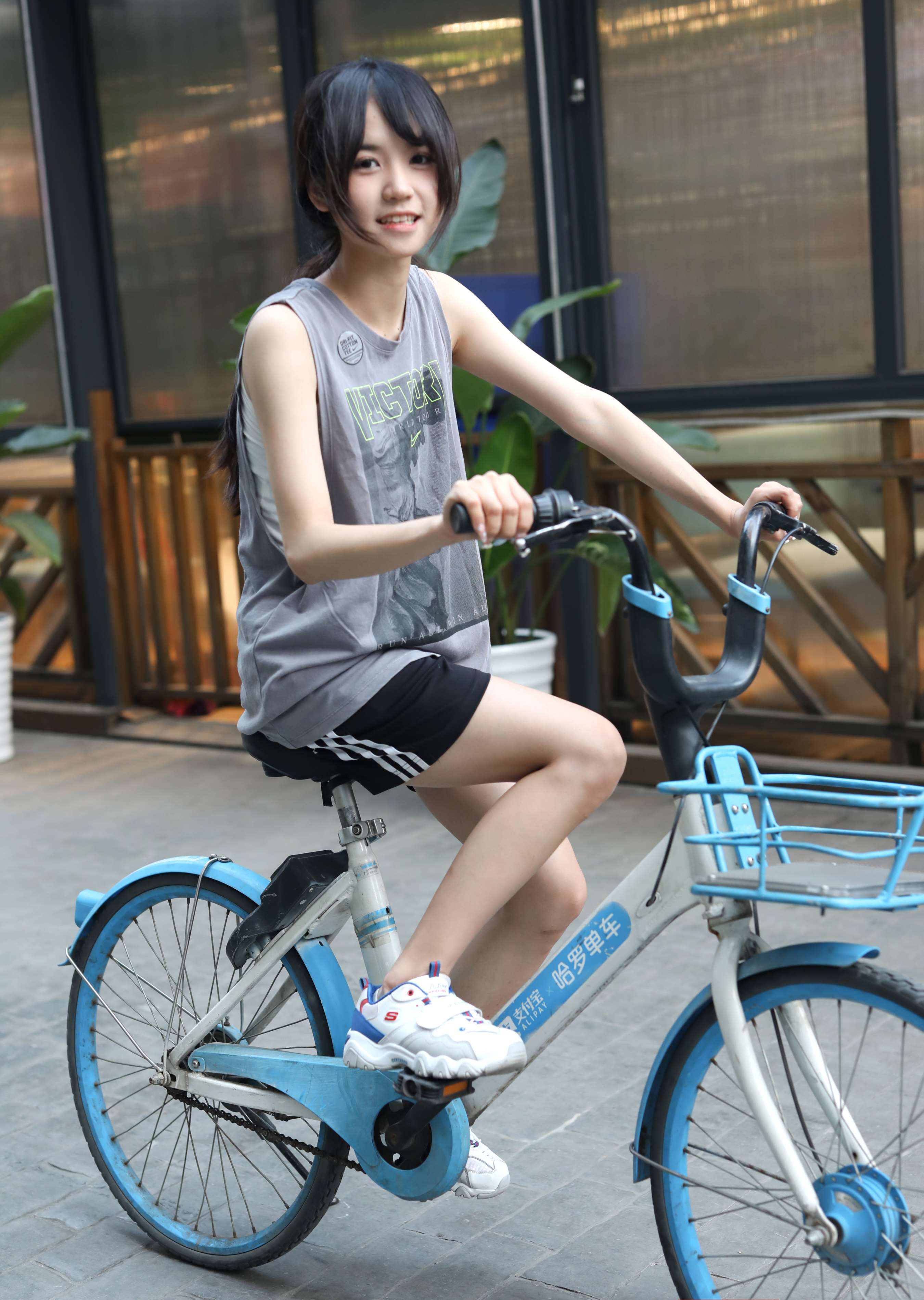 《莹莹运动鞋の白棉袜脚》作品图