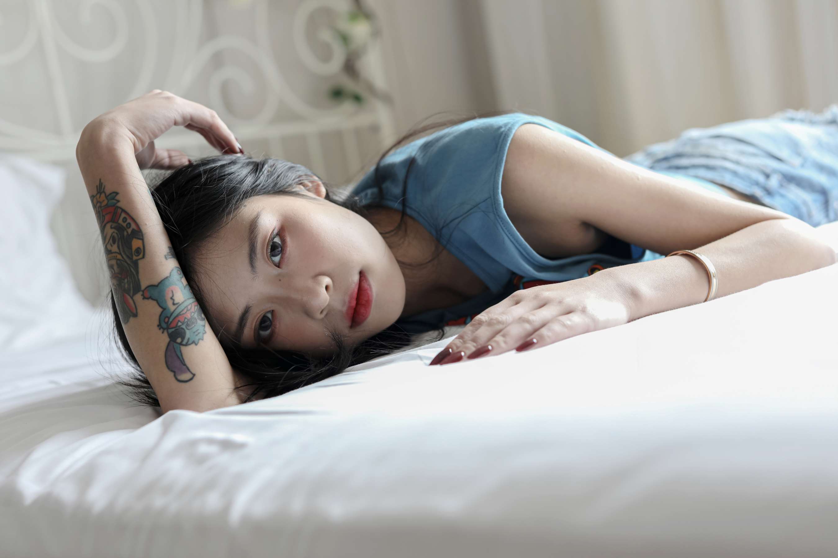 《安娜帆布鞋の脏白棉袜脚》作品图