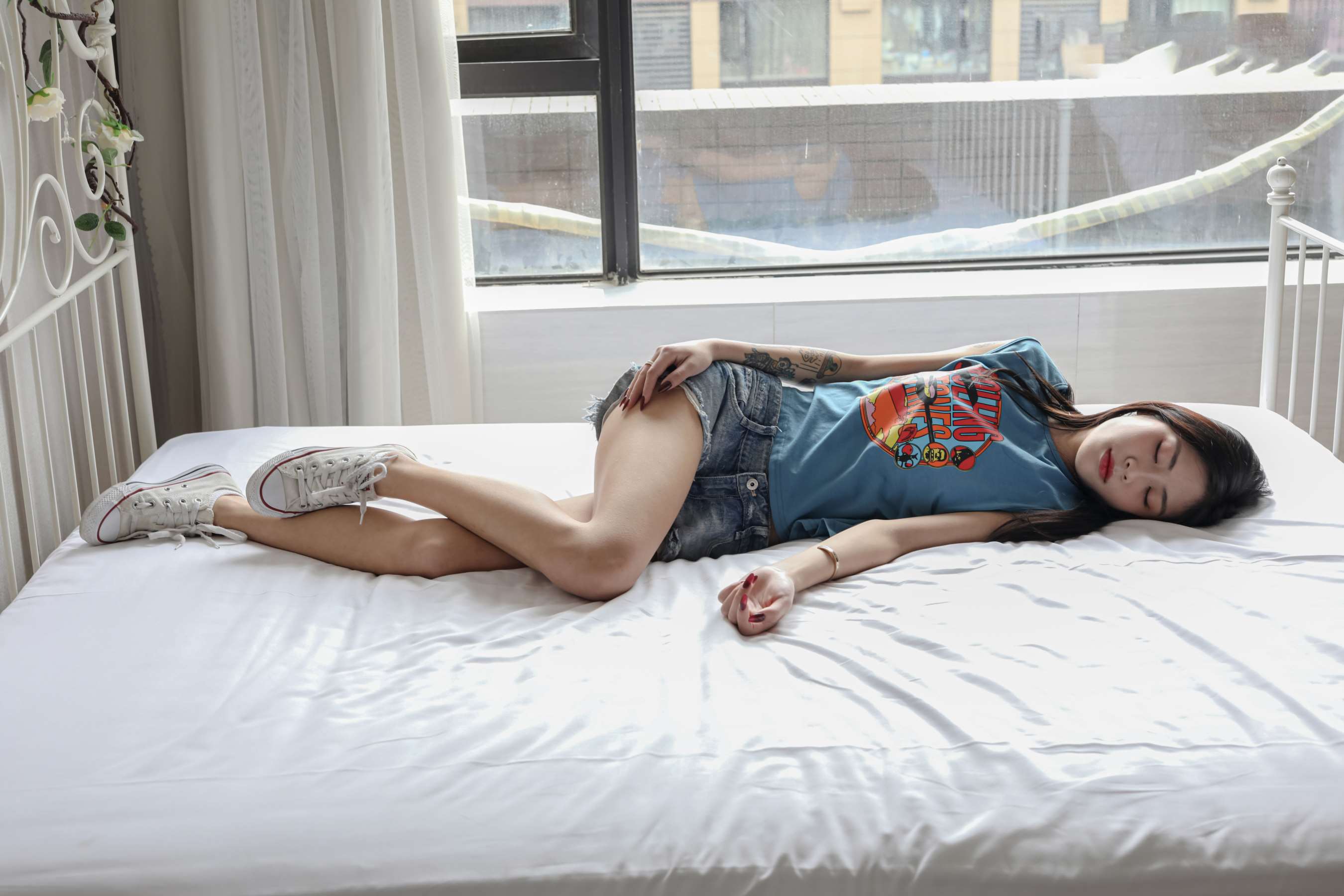 《安娜帆布鞋の脏白棉袜脚》作品图