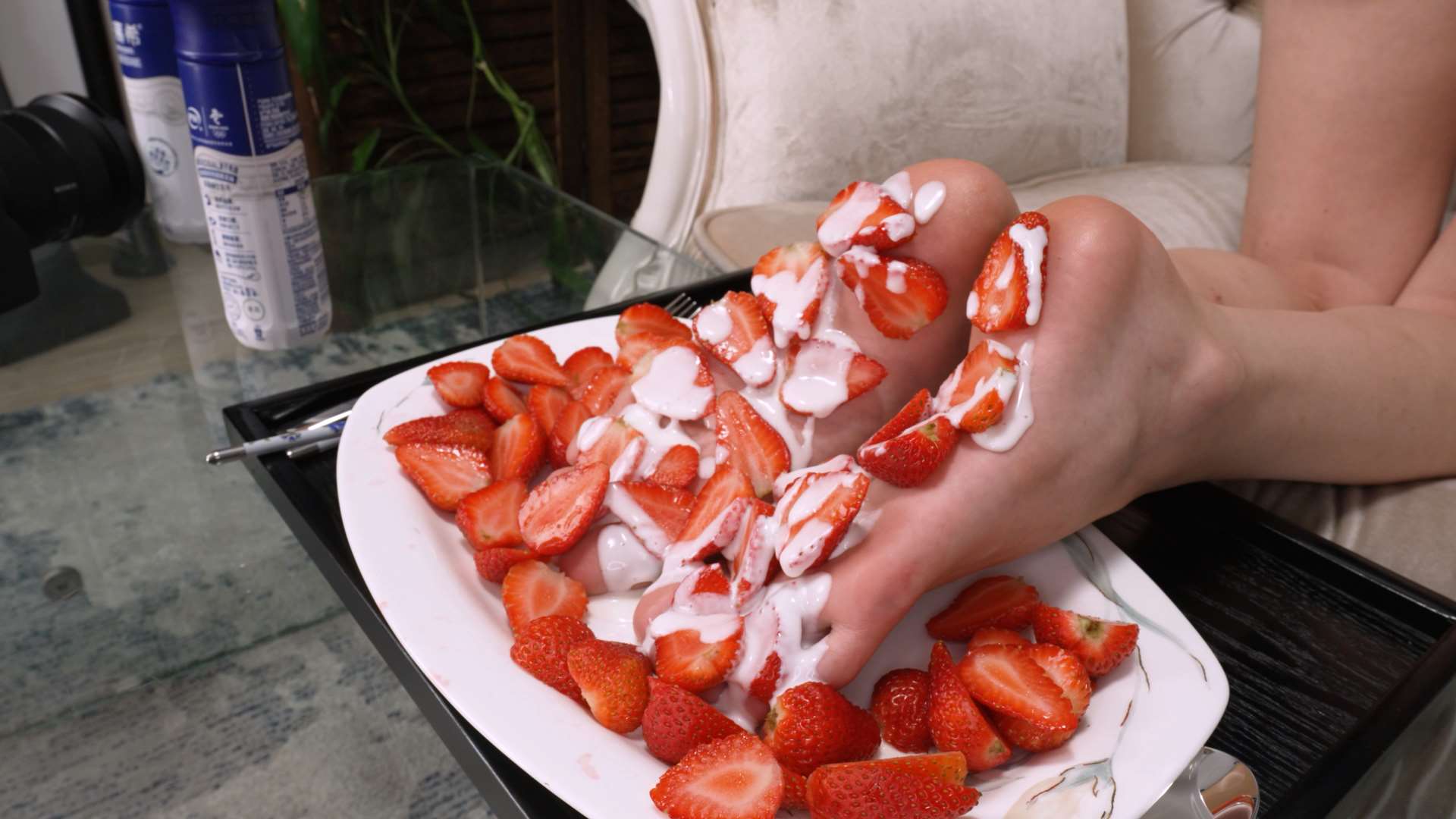 《[寄卖视频]-A&F-小美女baby裸足踩食物+草莓&酸奶》作品图