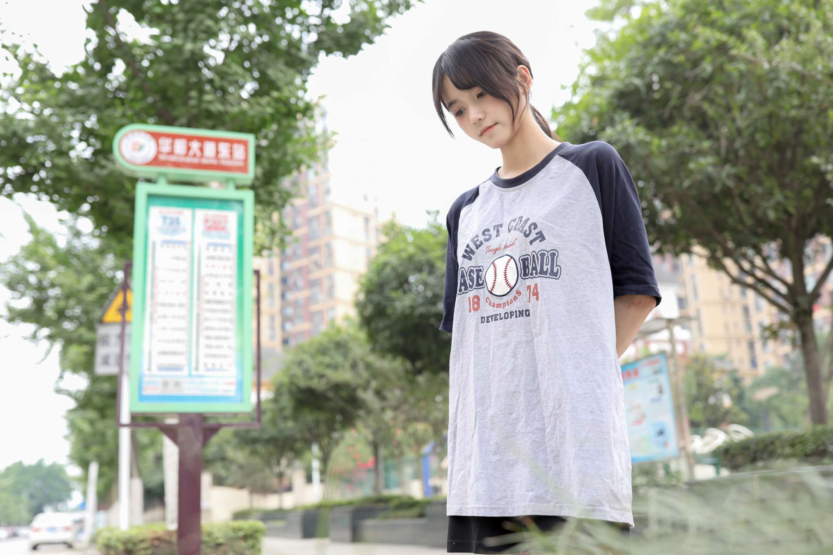 《莹莹玩后展棉袜》作品图