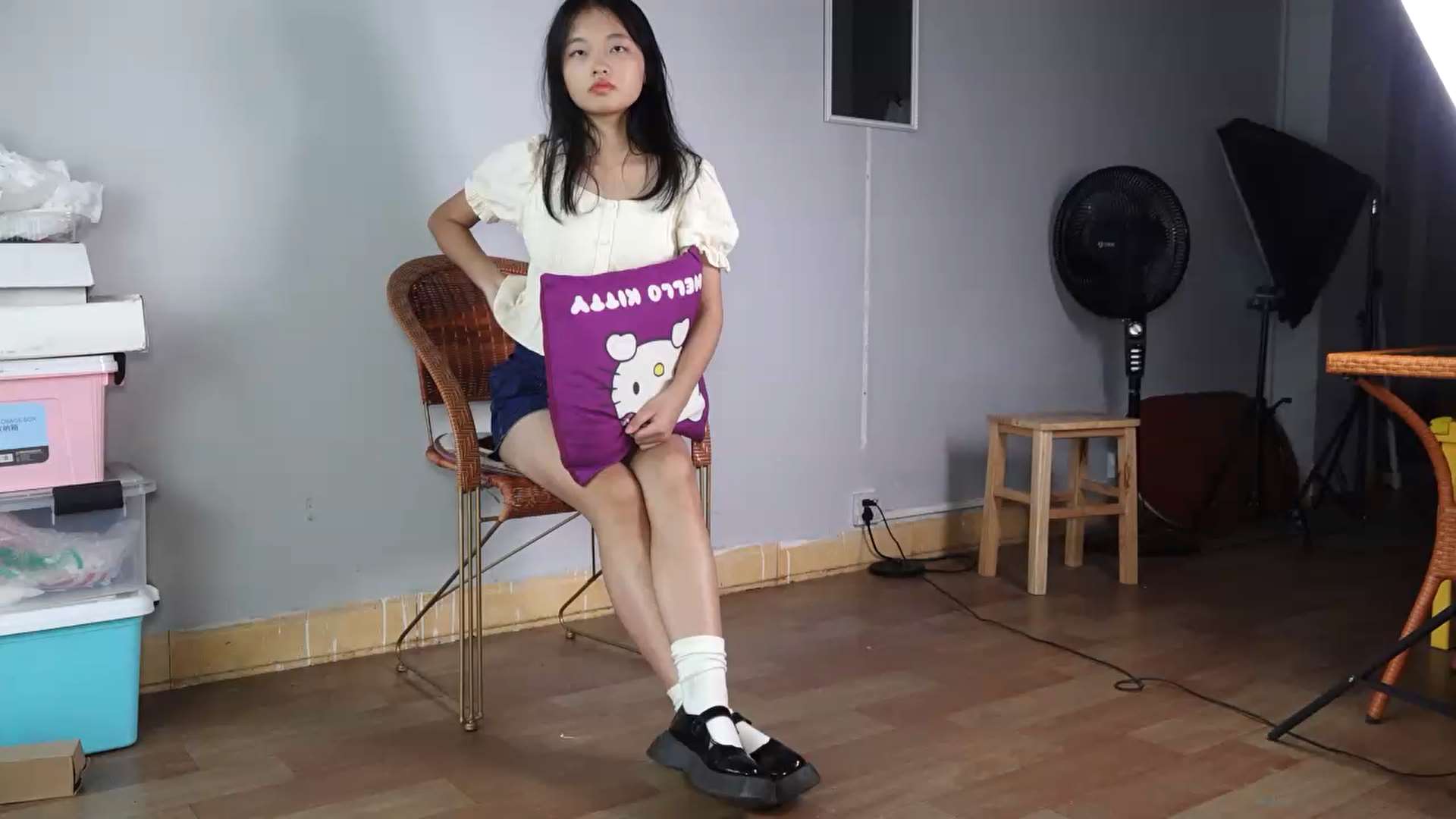 《[视频] 小然脱掉鞋袜展示37码原味嫩脚》作品图