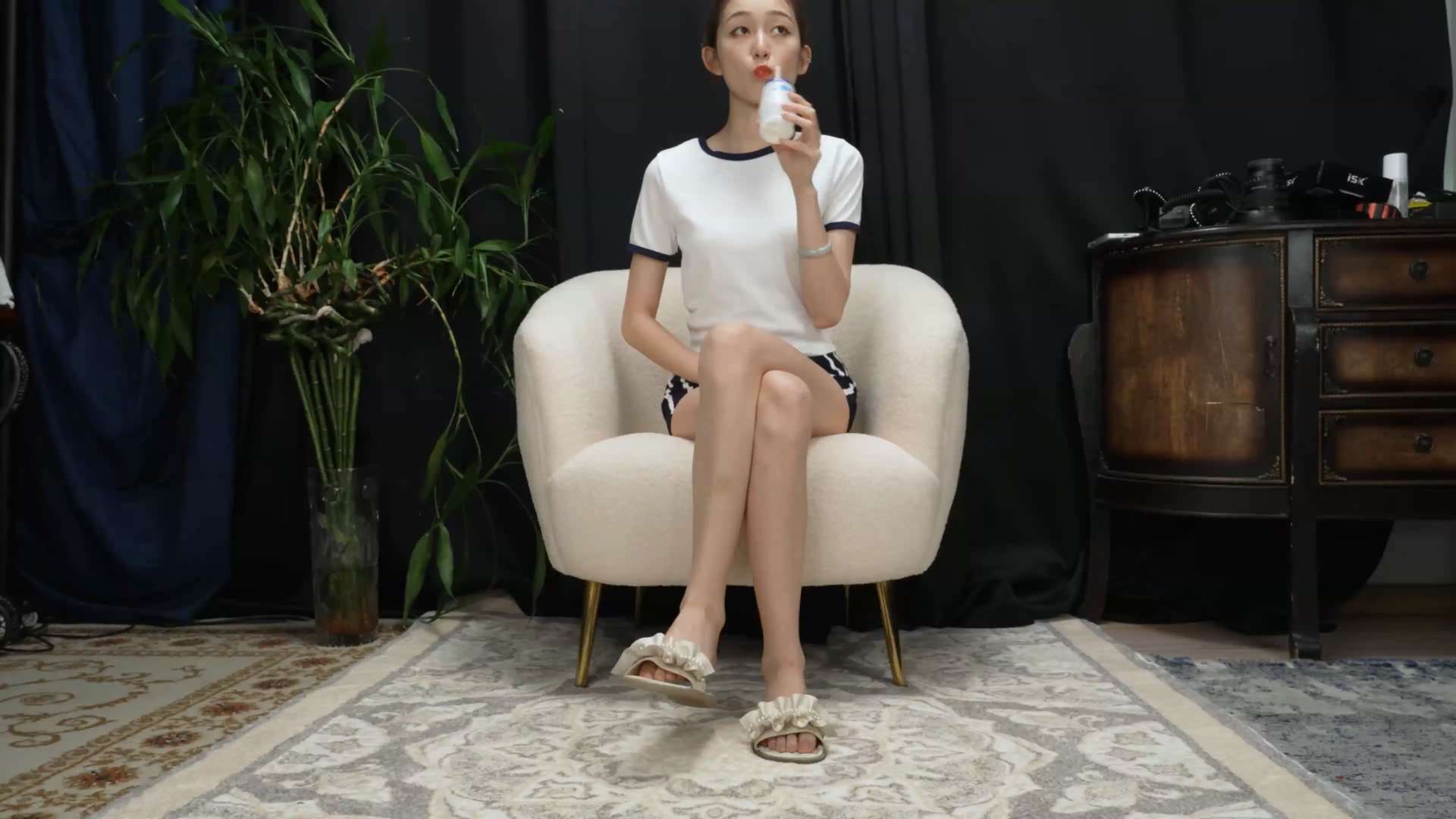 《[寄卖视频]-A&F-美女baby展示她的性感脚丫》作品图