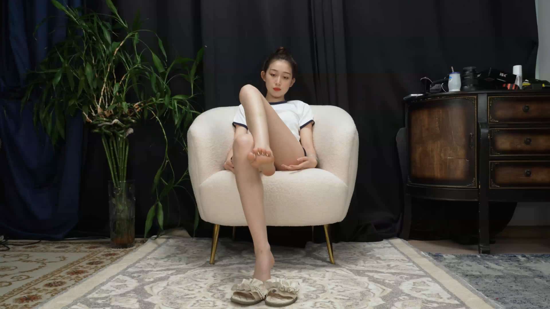 《[寄卖视频]-A&F-美女baby展示她的性感脚丫》作品图