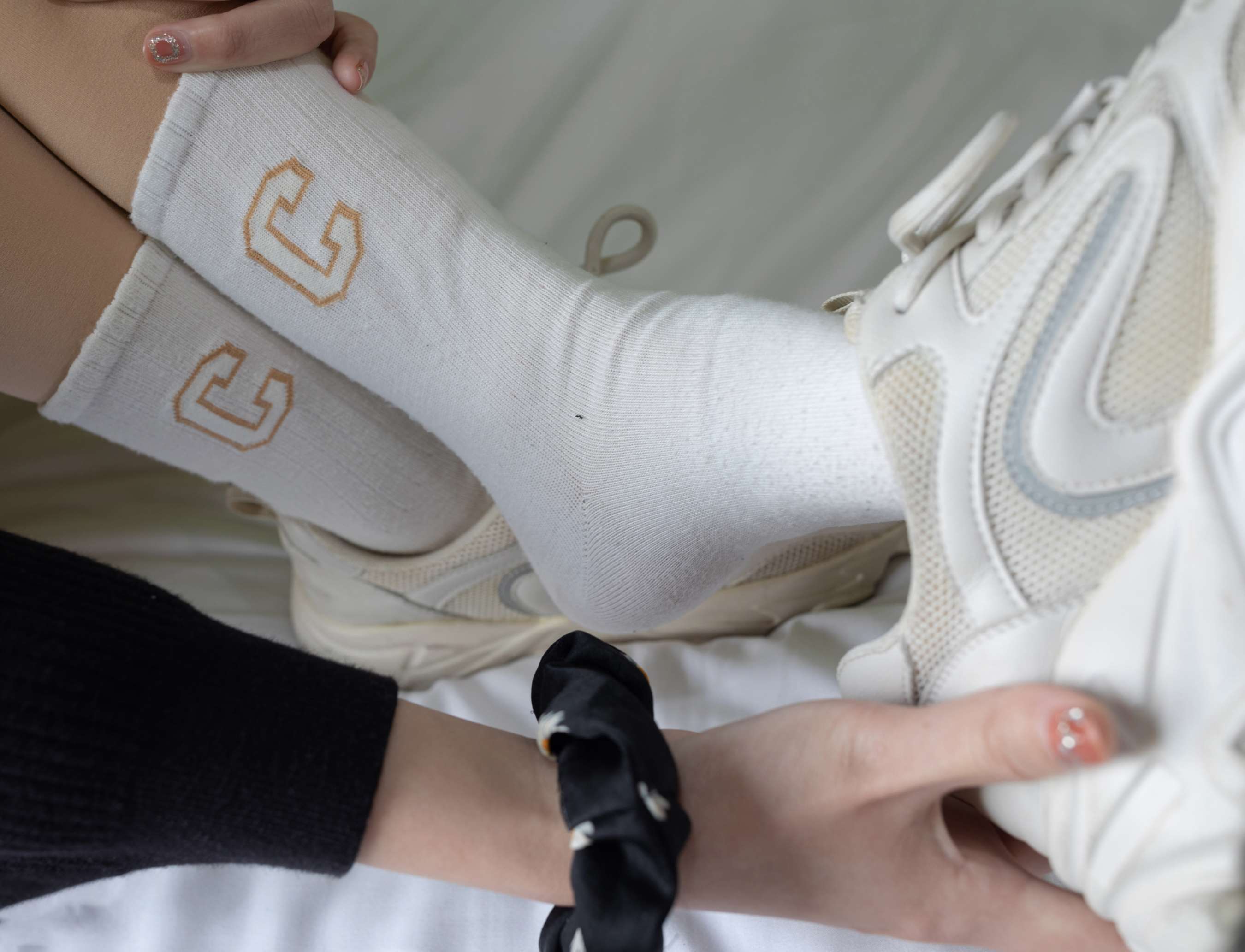 《小楠床上展白棉袜脚》作品图