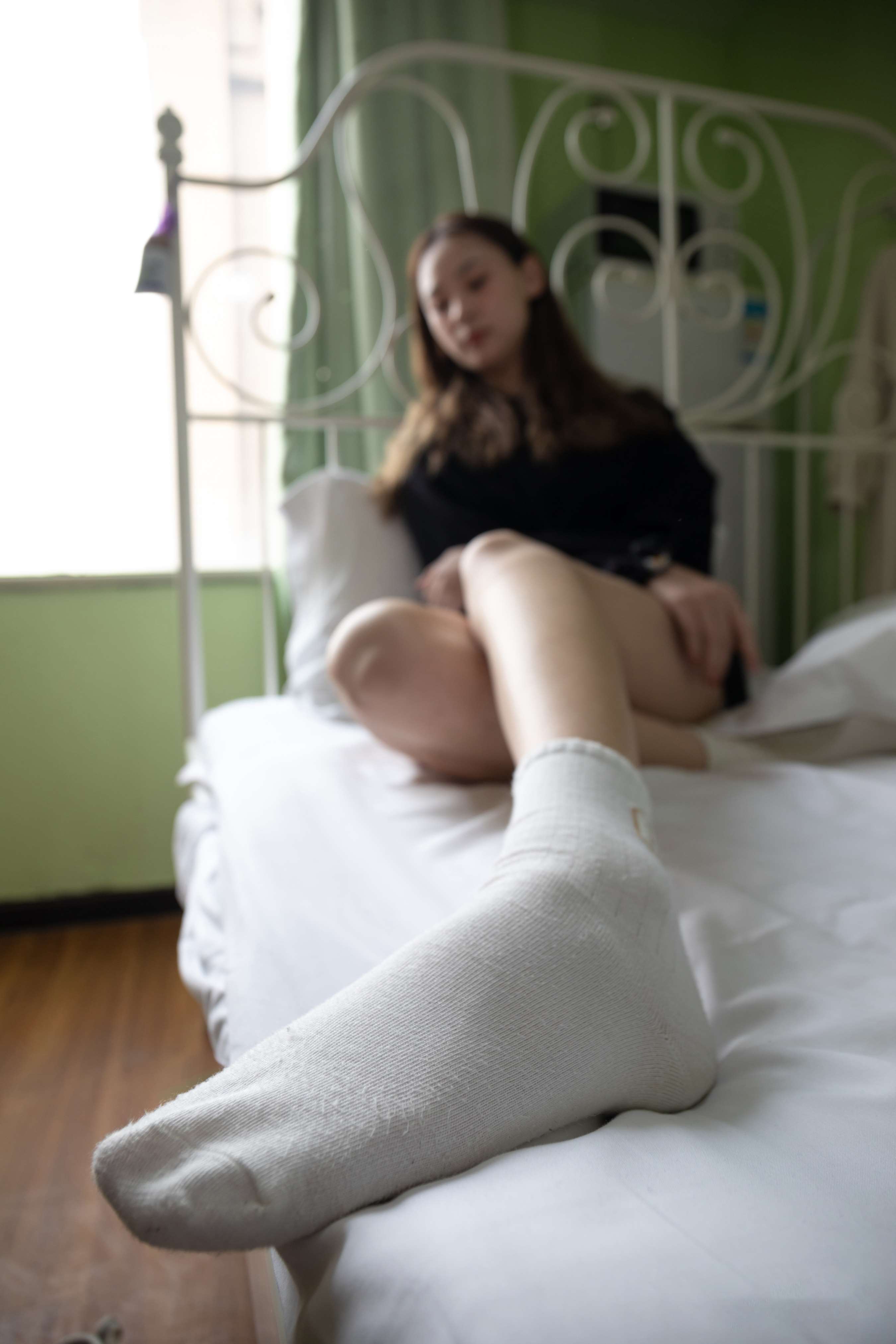 《小楠床上展白棉袜脚》作品图