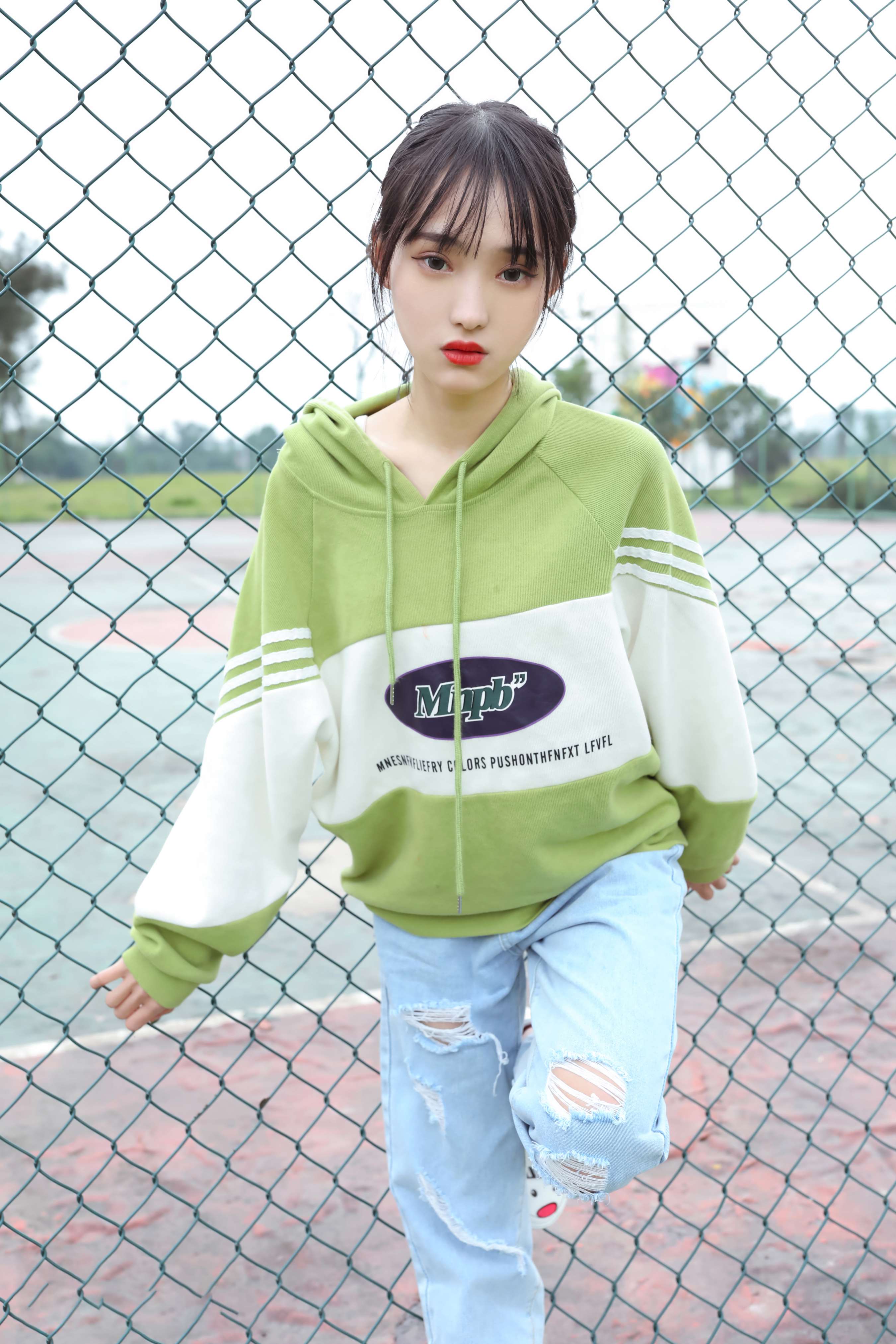 《茜茜运动场展脏棉袜脚》作品图