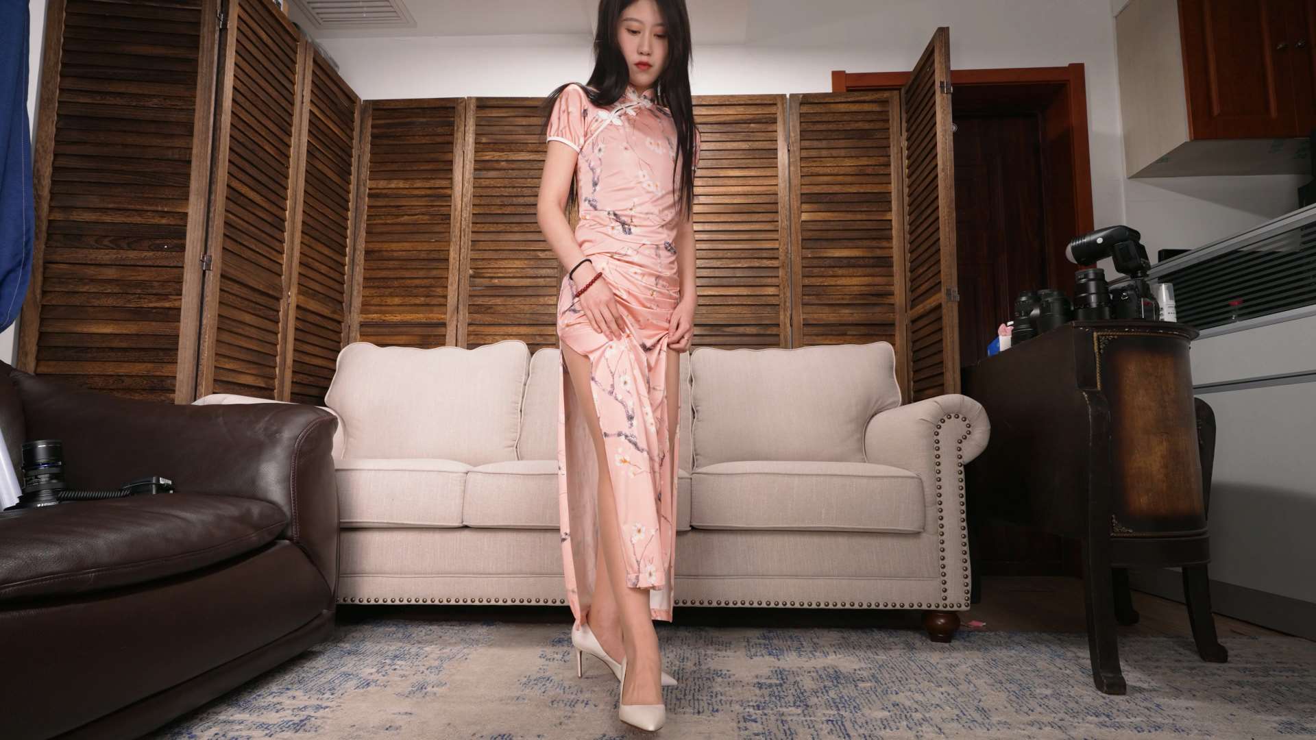 《[寄卖视频]-A&F-吴花果展示她的性感的肉丝小脚丫》作品图