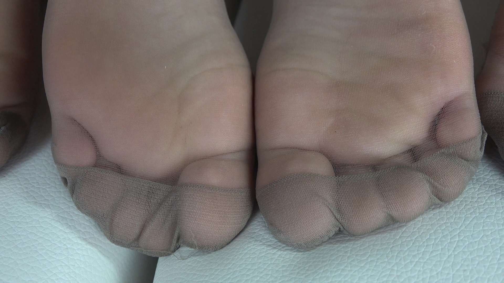 《[视频]-晓琴，美美和娇娇三人在床上展示灰丝脚丫》作品图