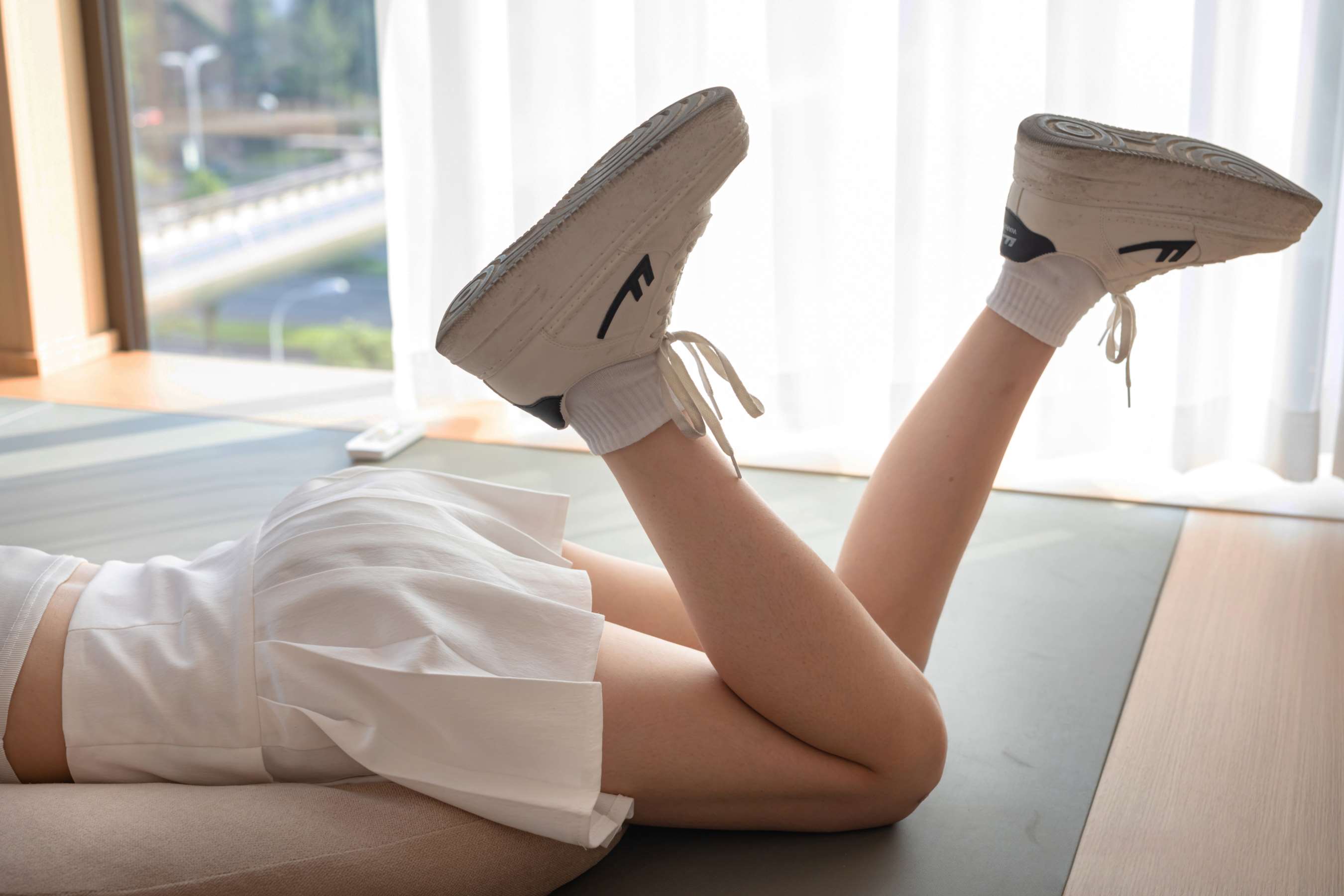 《可可白裙の棉袜脚》作品图