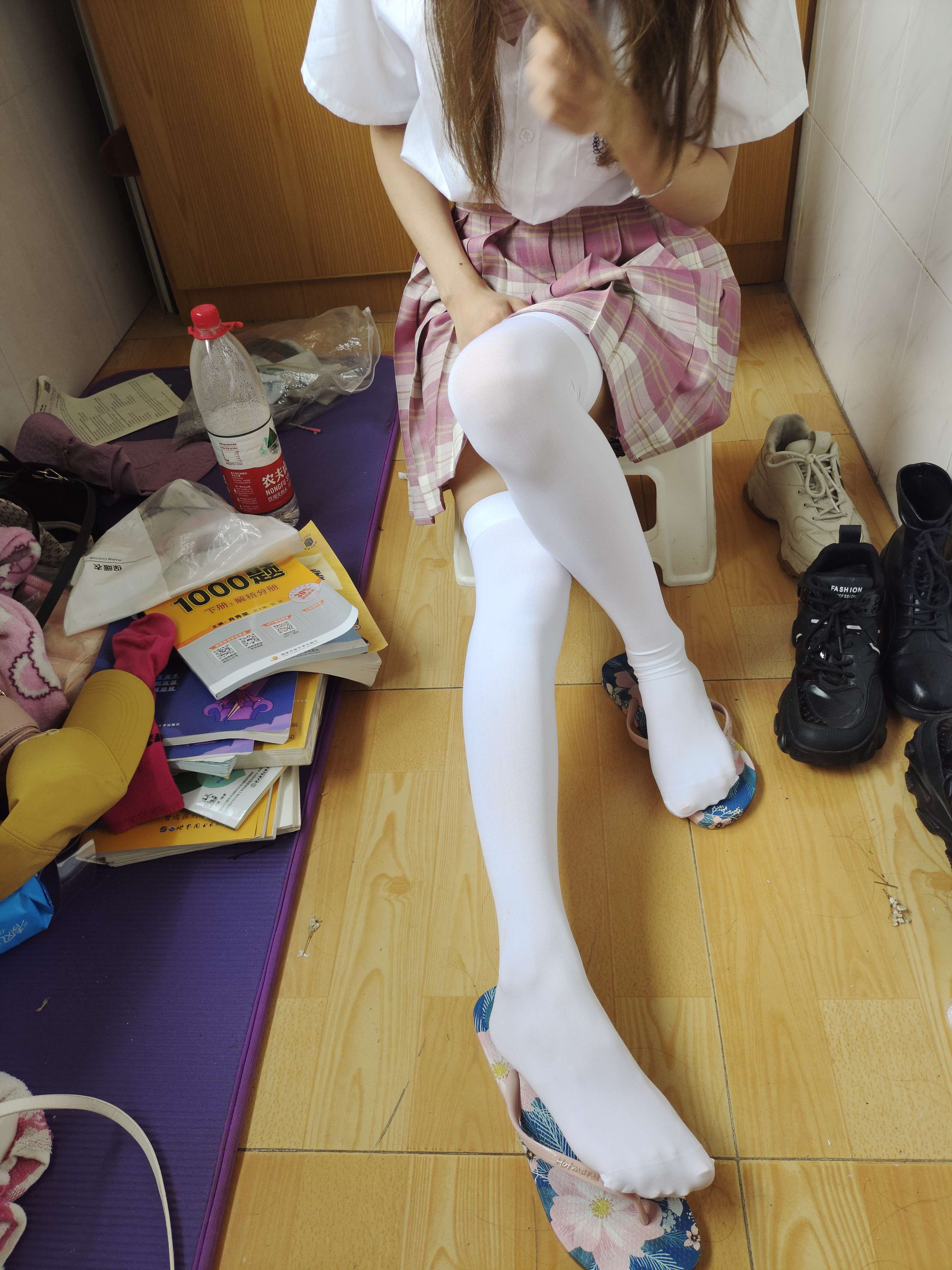 《轻挠把玩大三学姐的可爱嫩足》作品图