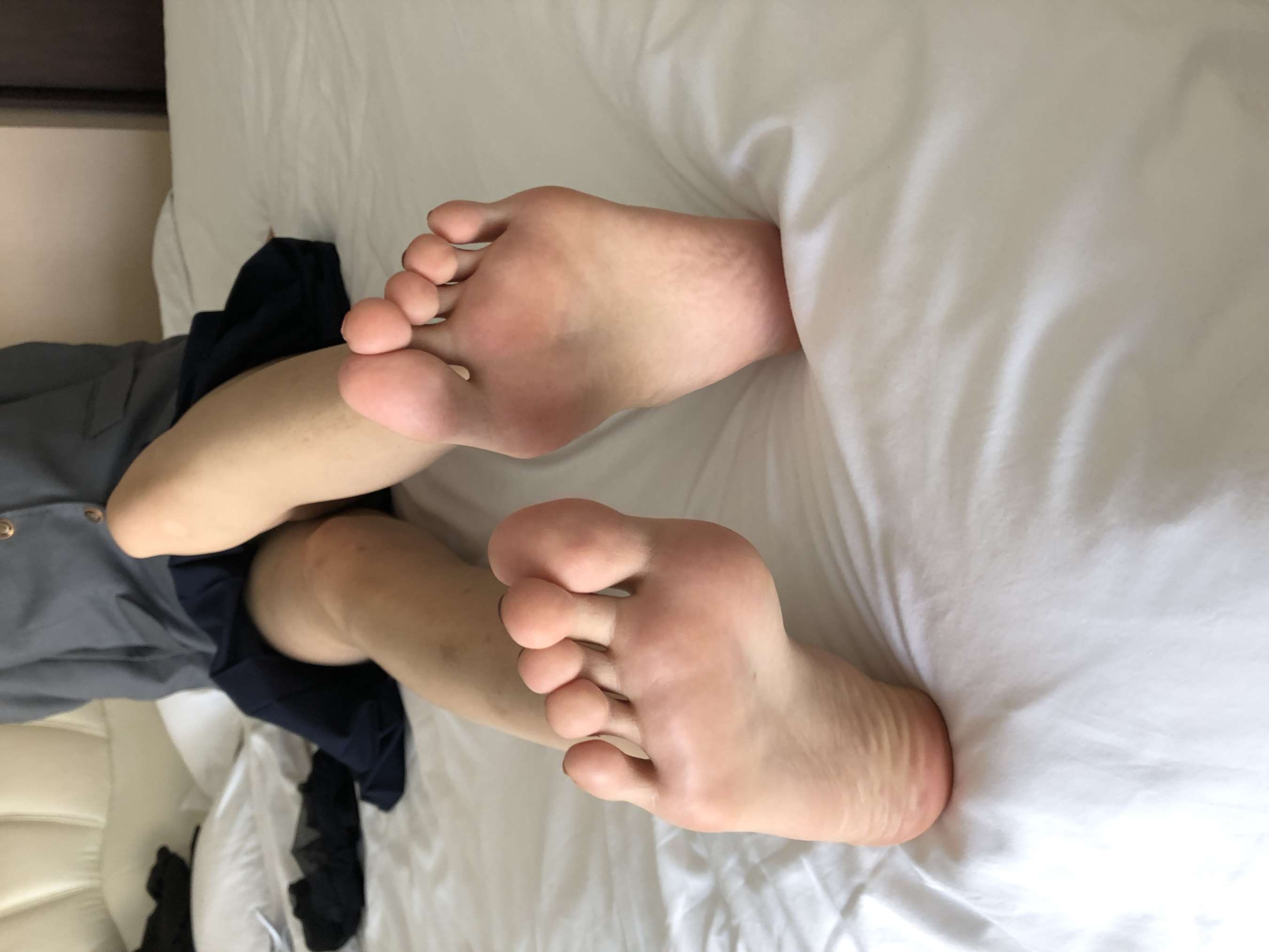 《长裙の黑丝脚丫》作品图