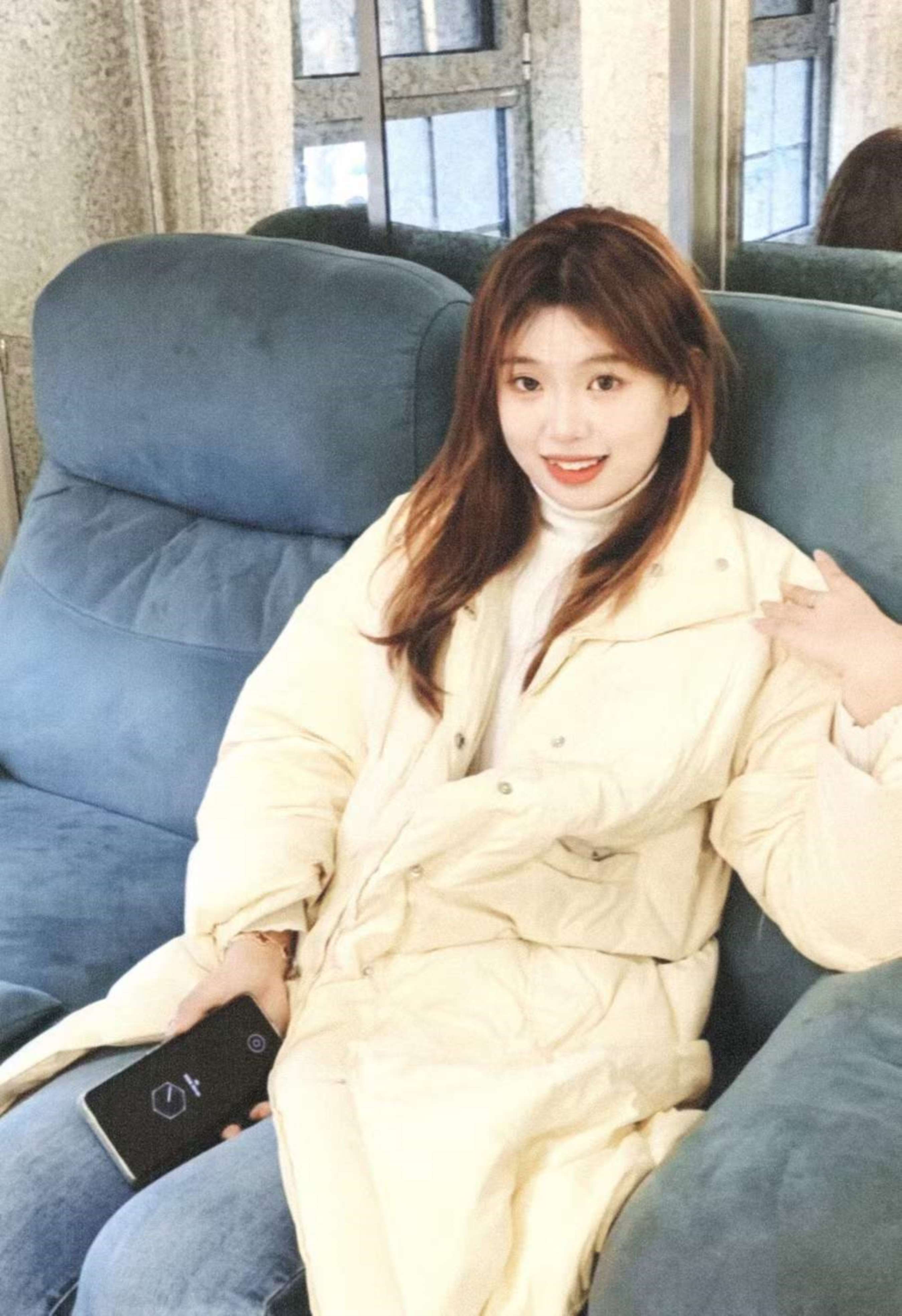 《可爱圆脸妹妹小黄袜の裸足脚丫》作品图