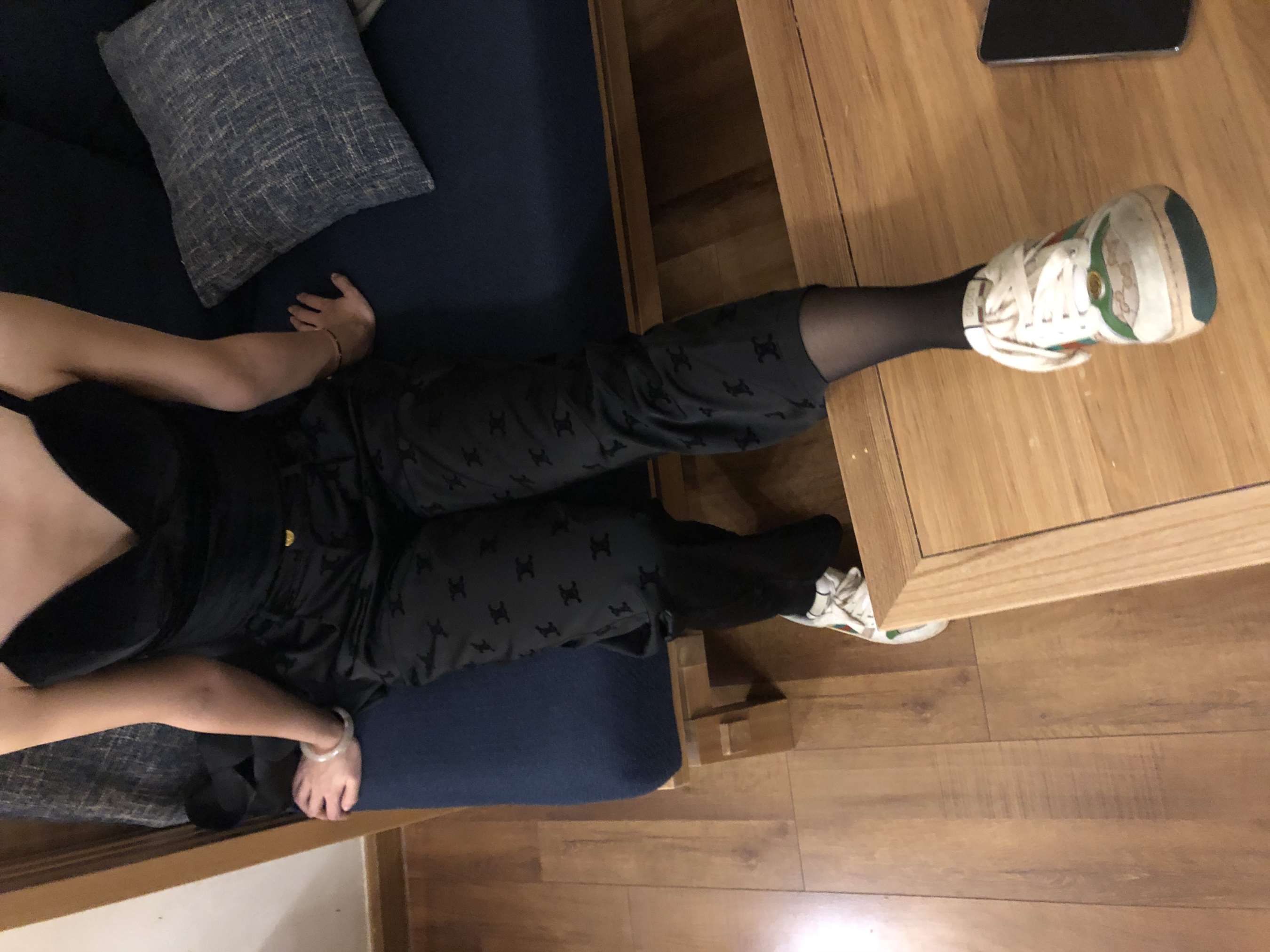 《刚刚毕业的女大学生职业裤里丝装》作品图