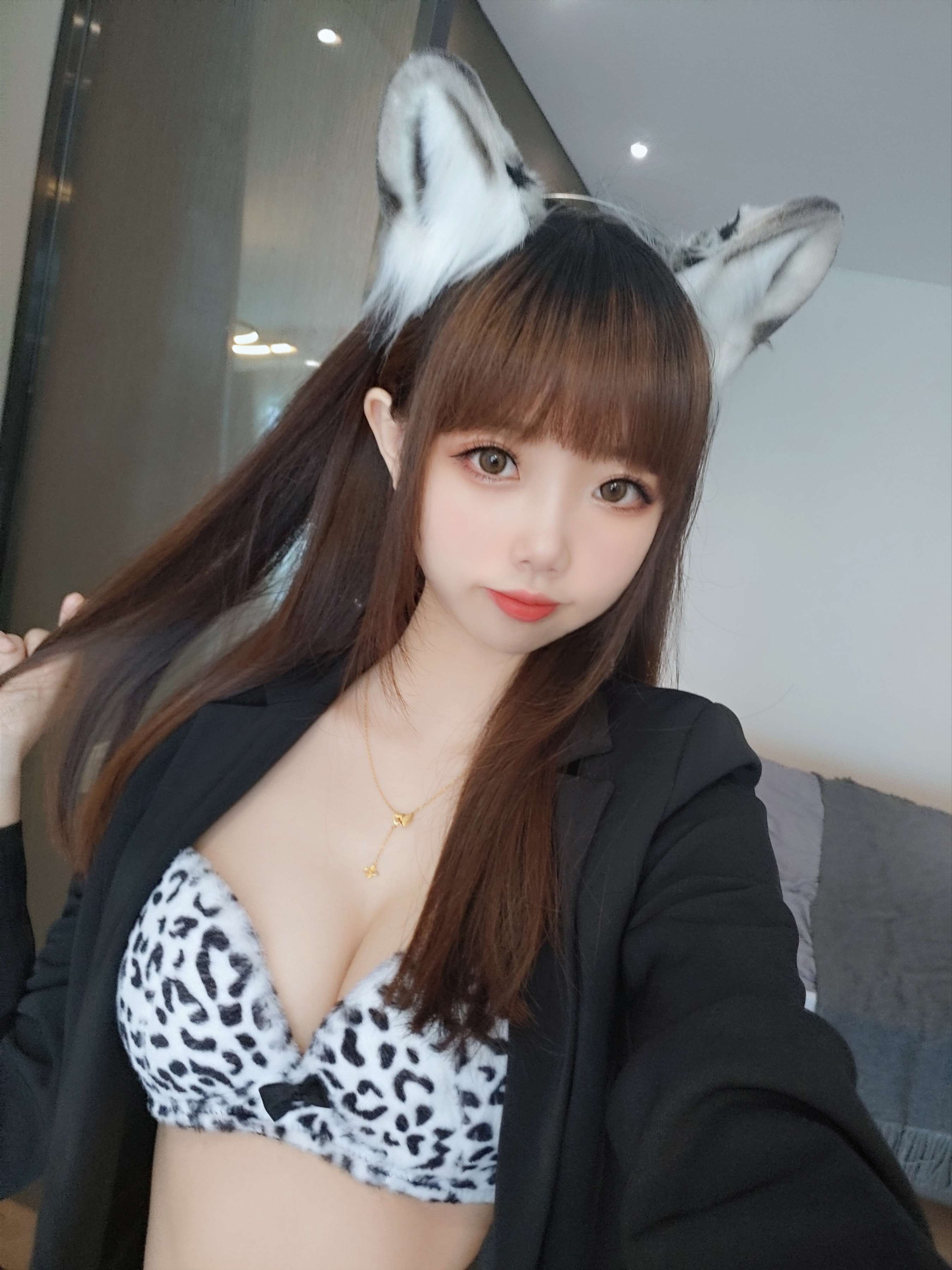 《变身狐狸少女の黑丝脚丫》作品图