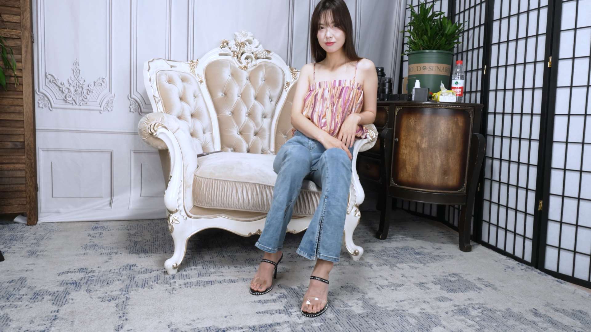 《[寄卖视频]-A&F-美女王佳展示性感的大脚》作品图