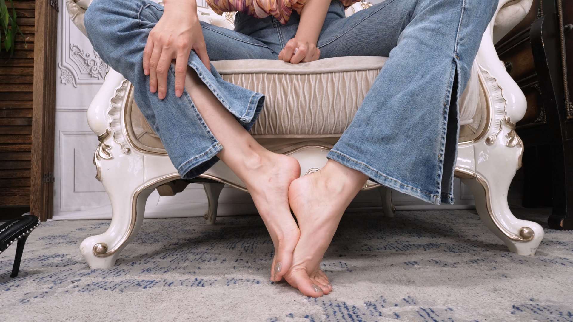 《[寄卖视频]-A&F-美女王佳展示性感的大脚》作品图