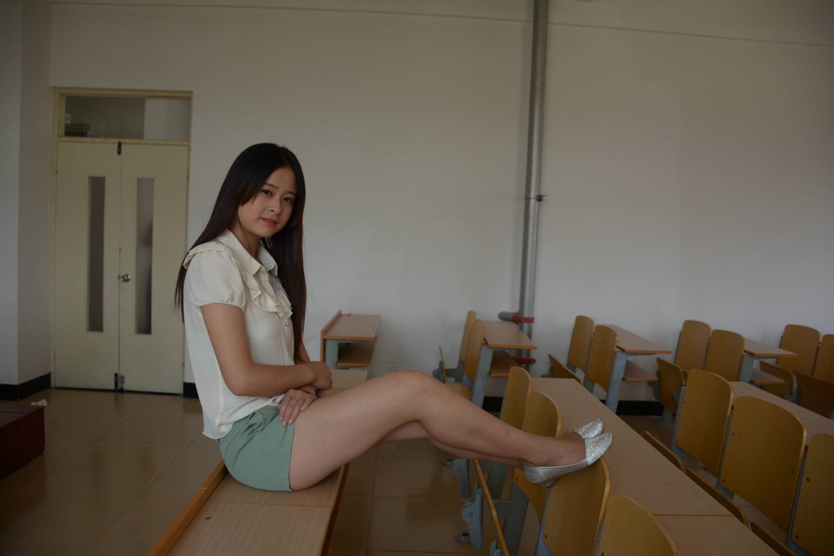 《丰满的学姐在教室给你展示汗渍丝袜脚丫》作品图