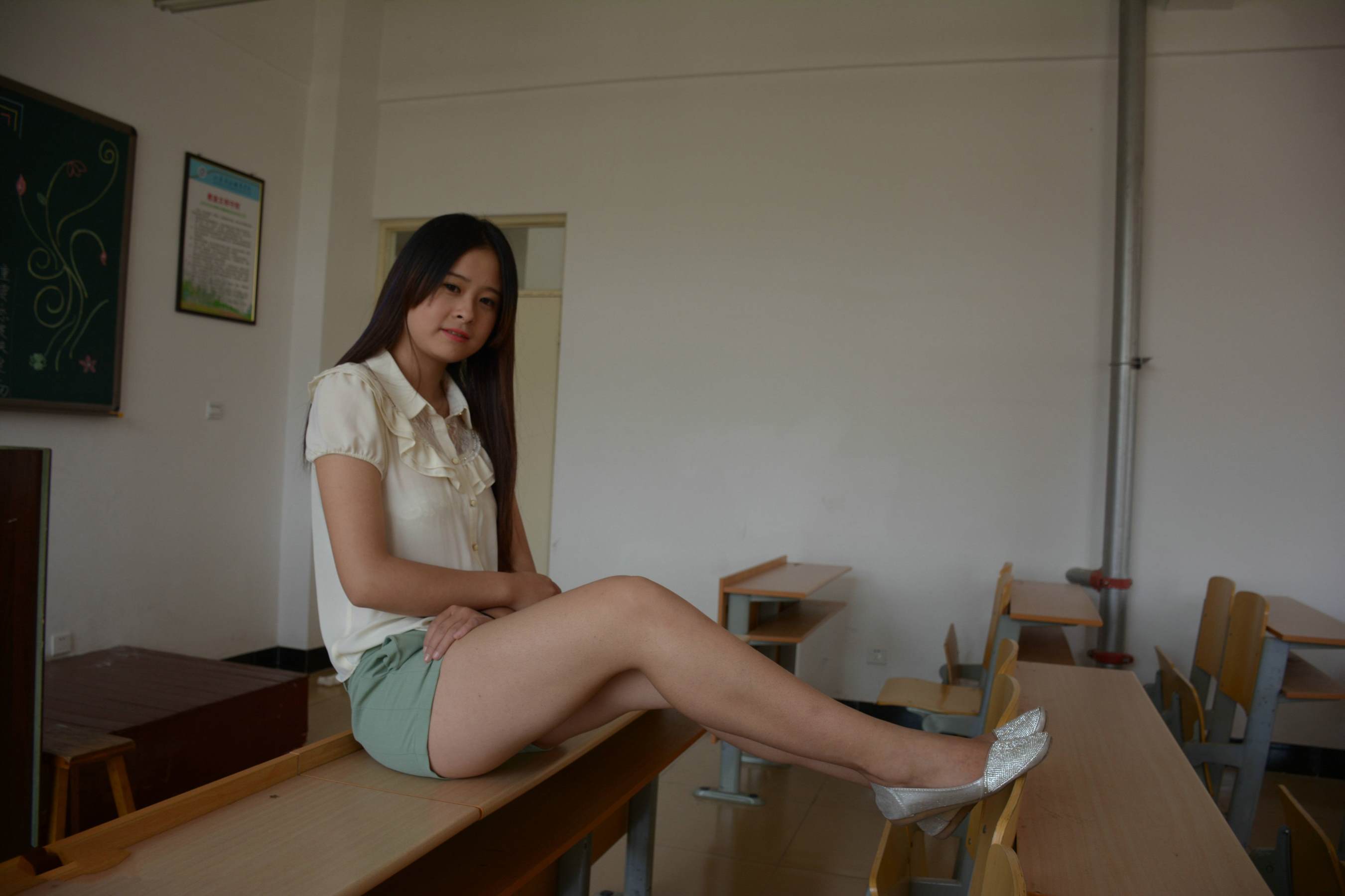 《丰满的学姐在教室给你展示汗渍丝袜脚丫》作品图