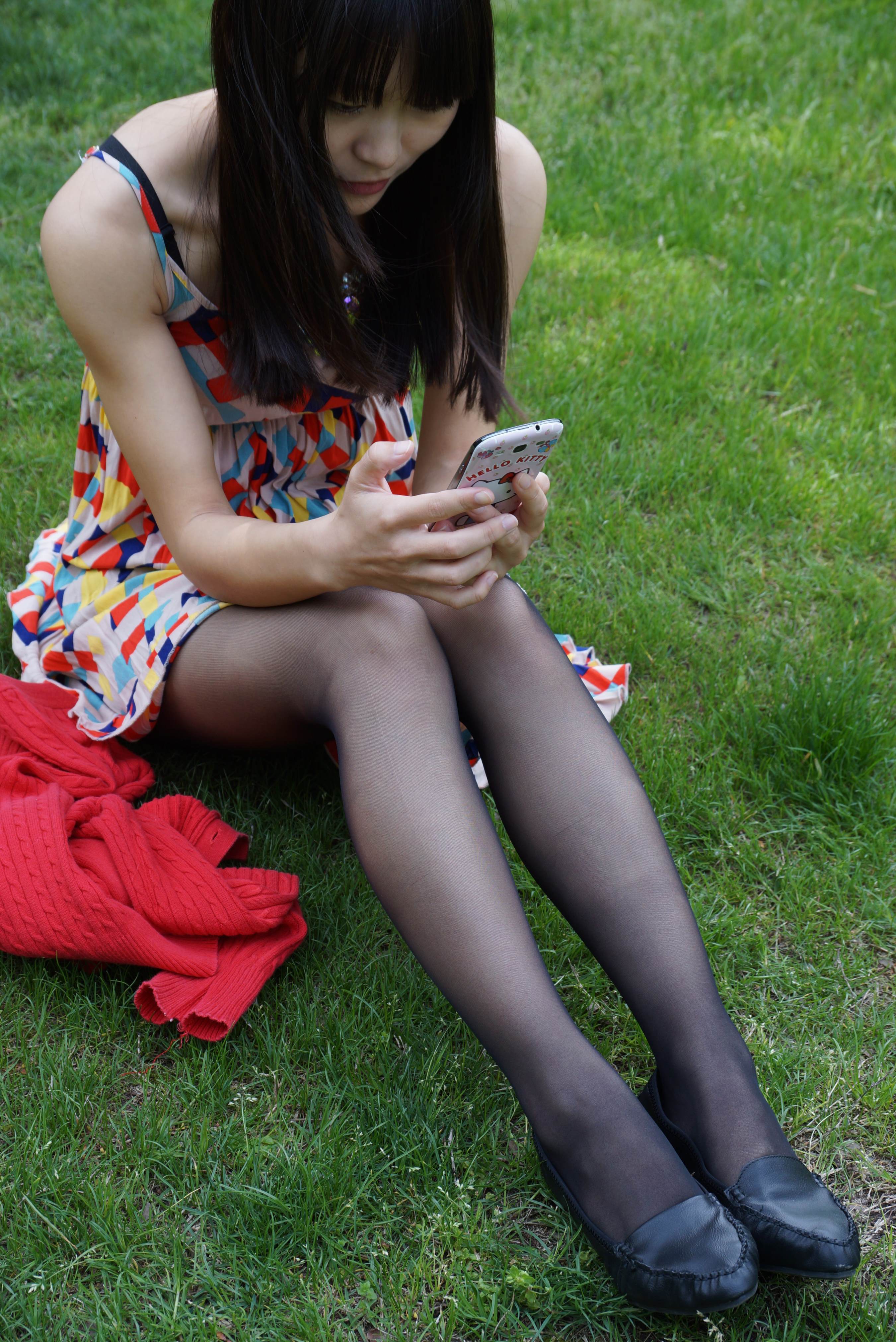 《草地上的长黑丝》作品图