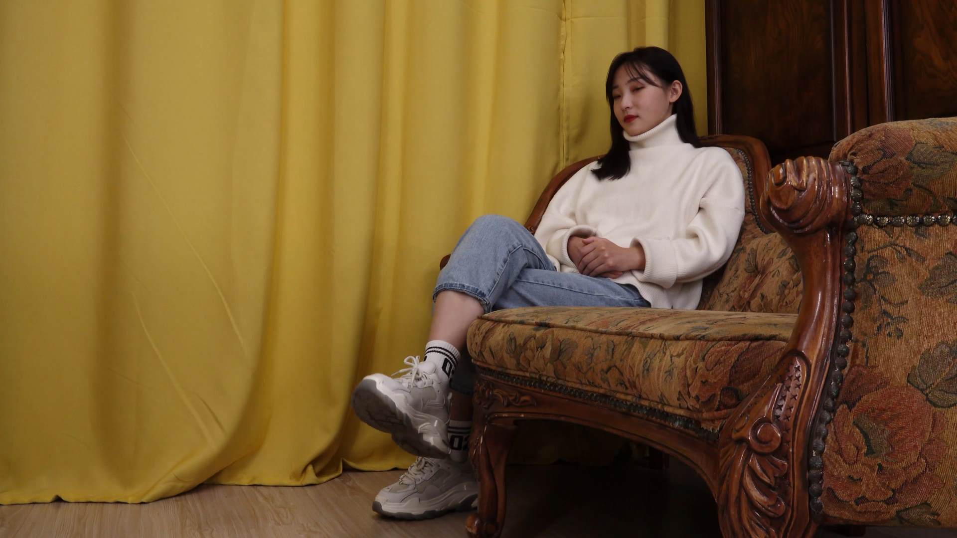 《[寄卖视频]-A&F-满冬妹妹展示原味棉袜裸足》作品图