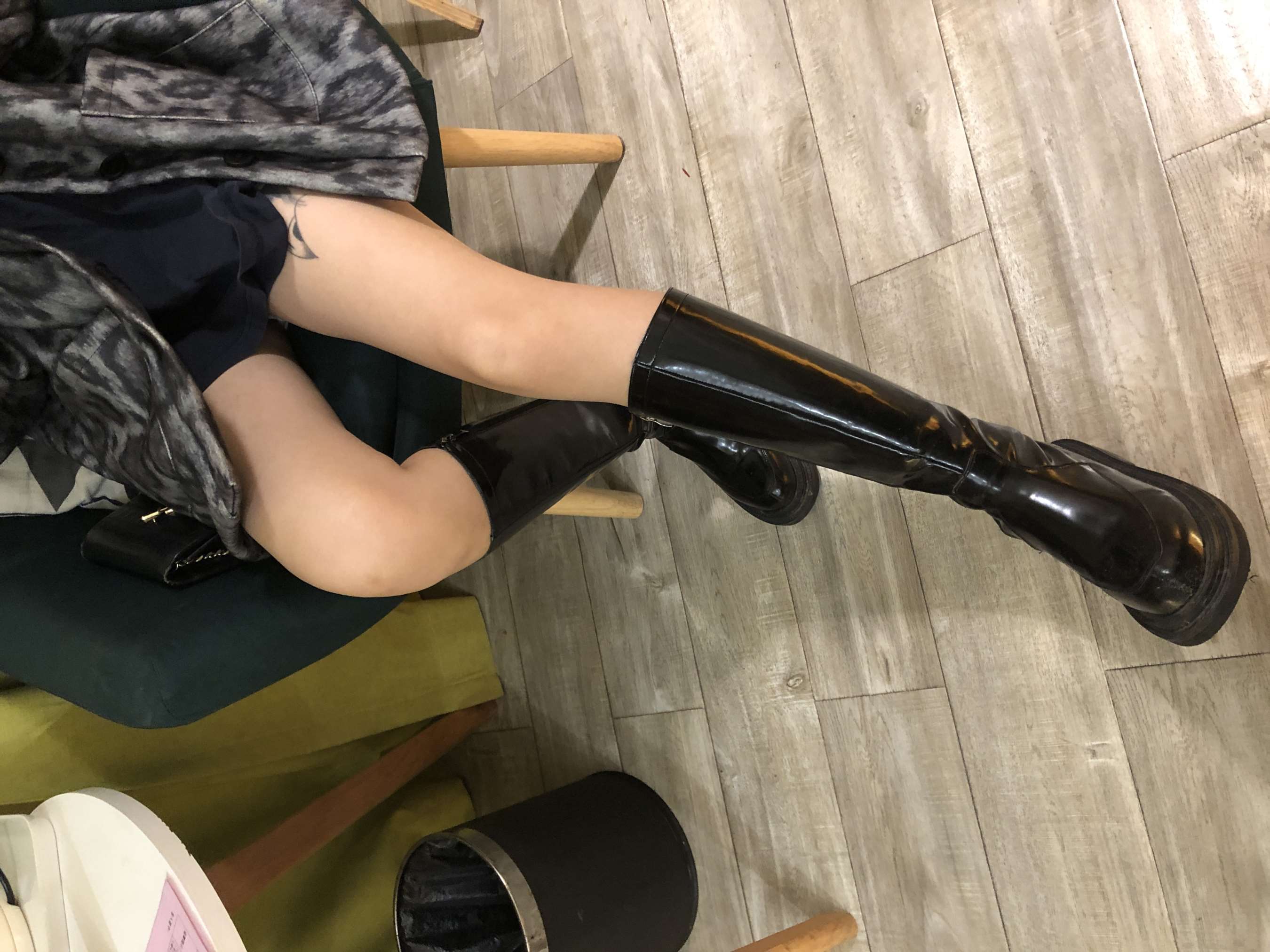 《穿长靴的大学少女》作品图