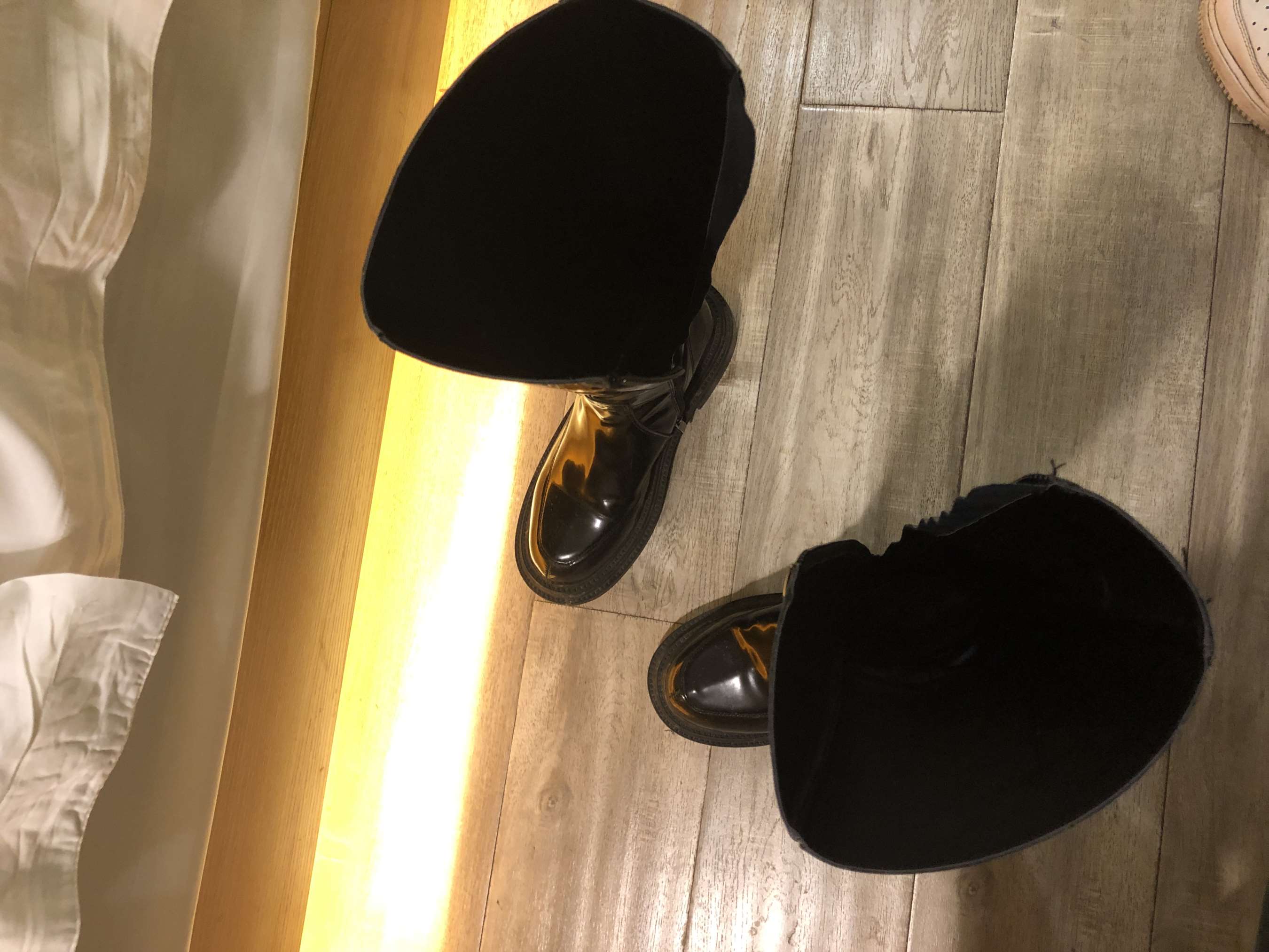 《穿长靴的大学少女》作品图