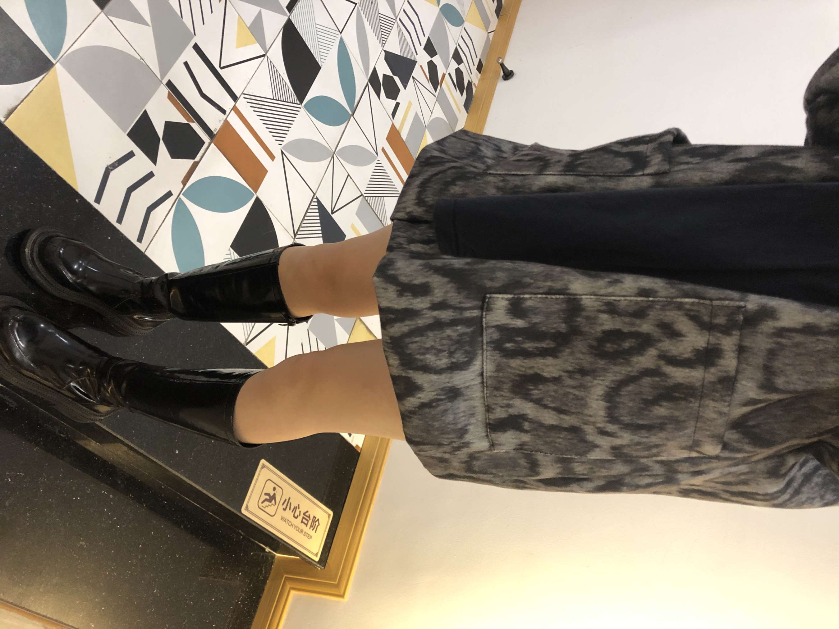 《穿长靴的大学少女》作品图