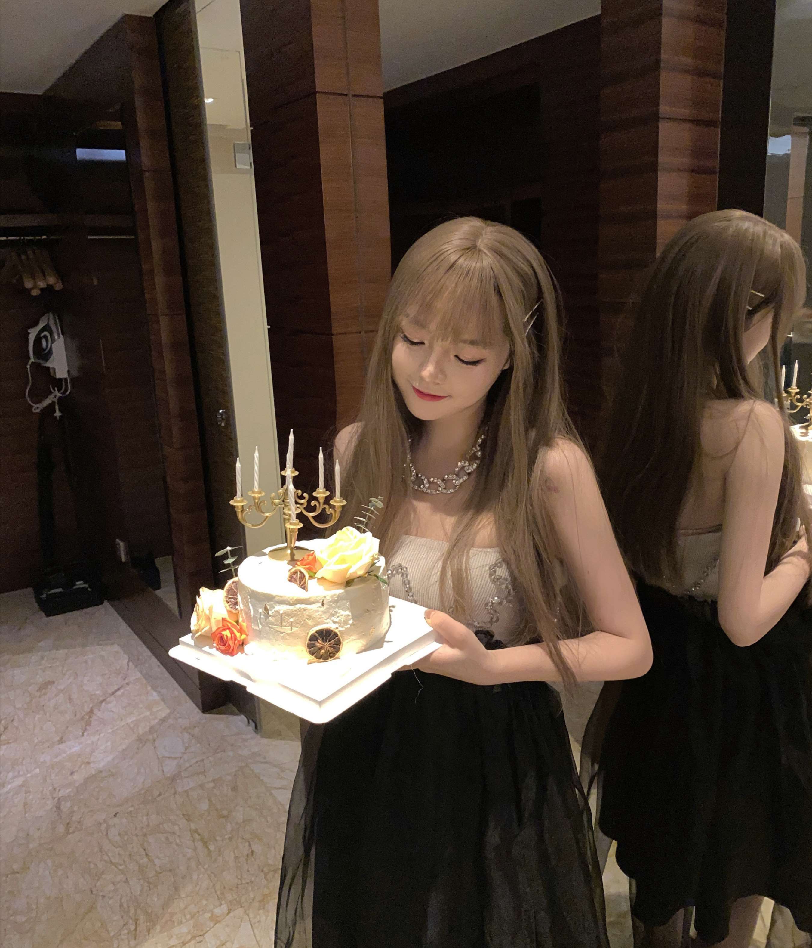 《网红小仙女的细长光脚丫》作品图