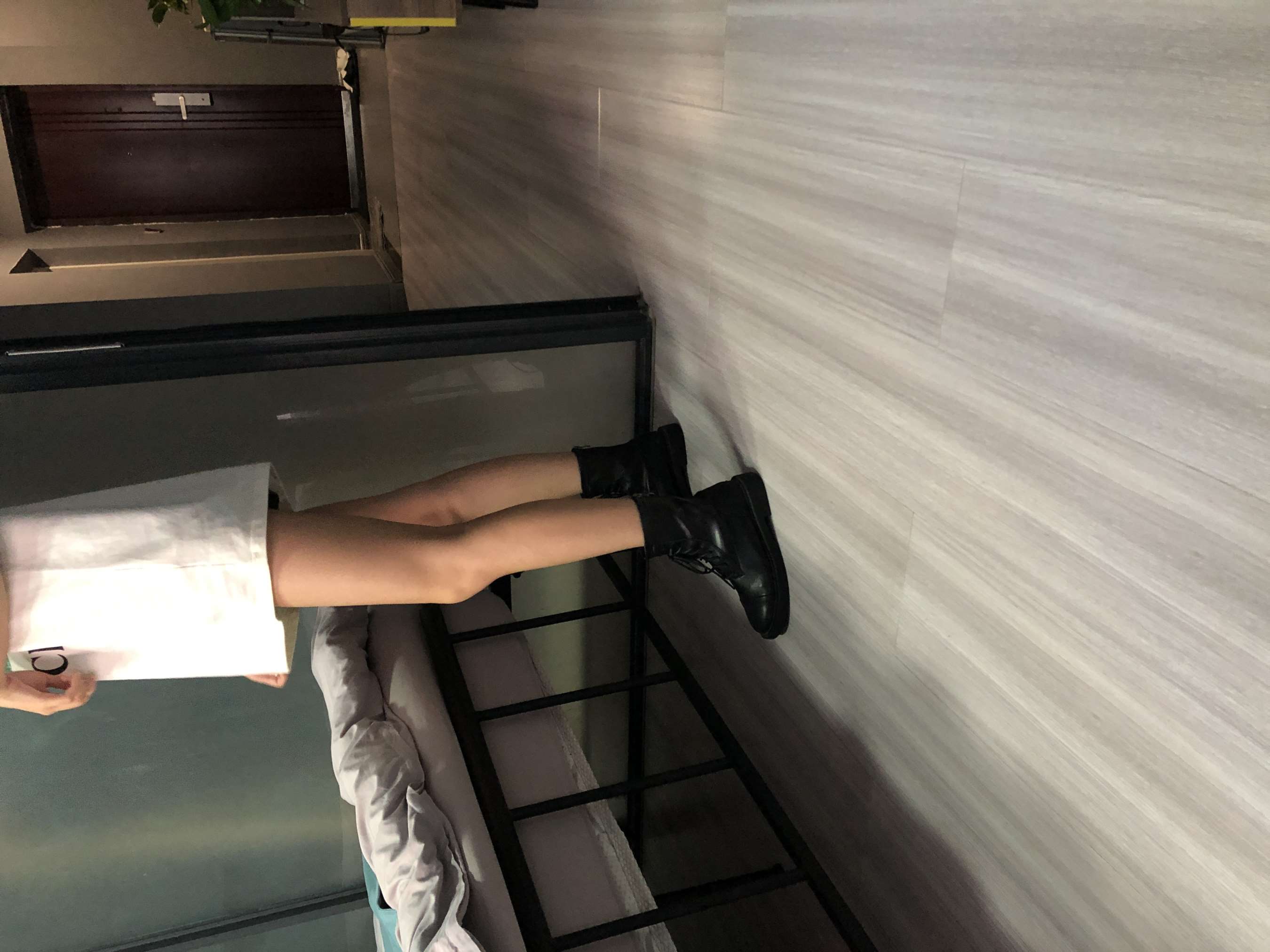 《万粉小网红脱掉夏日短靴脚丫》作品图