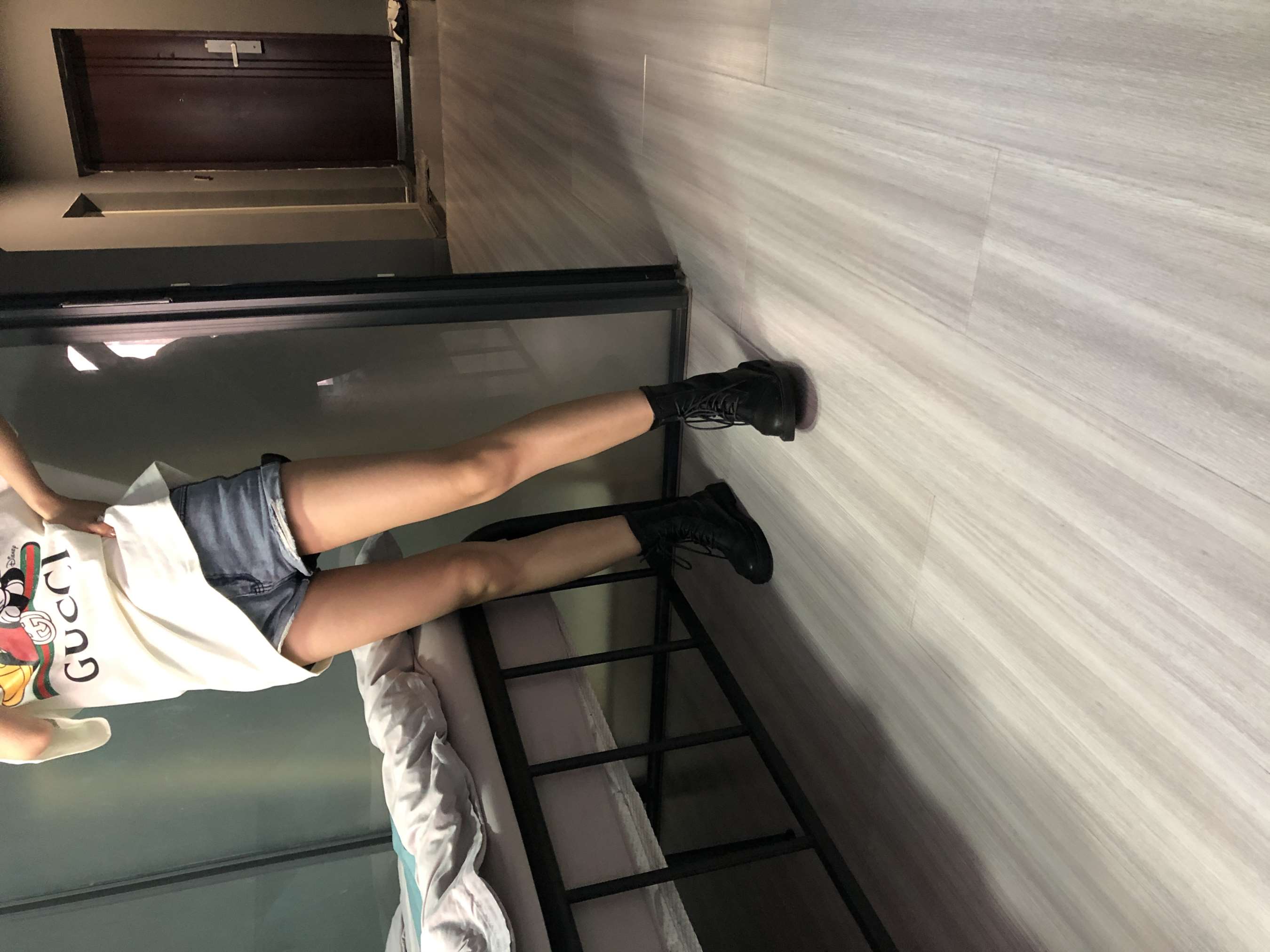 《万粉小网红脱掉夏日短靴脚丫》作品图