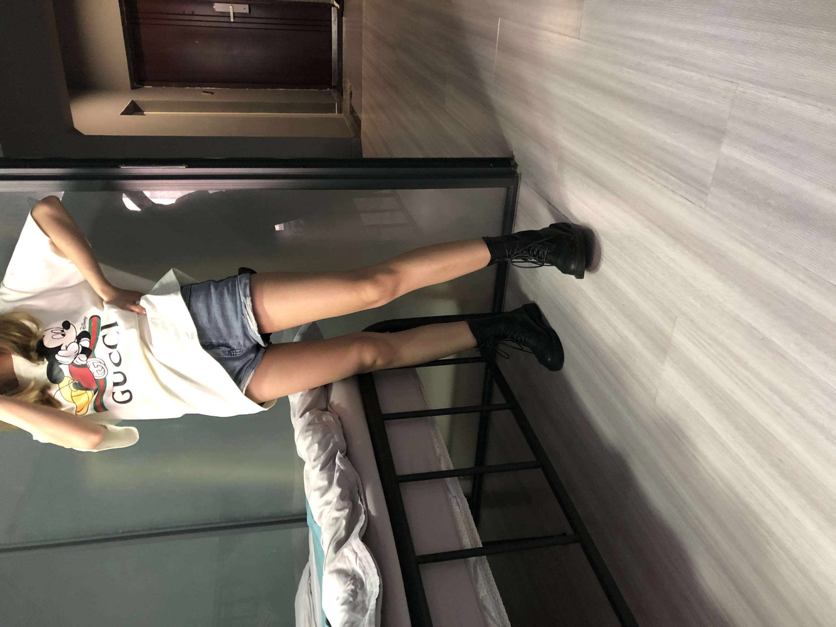 《万粉小网红脱掉夏日短靴脚丫》作品图