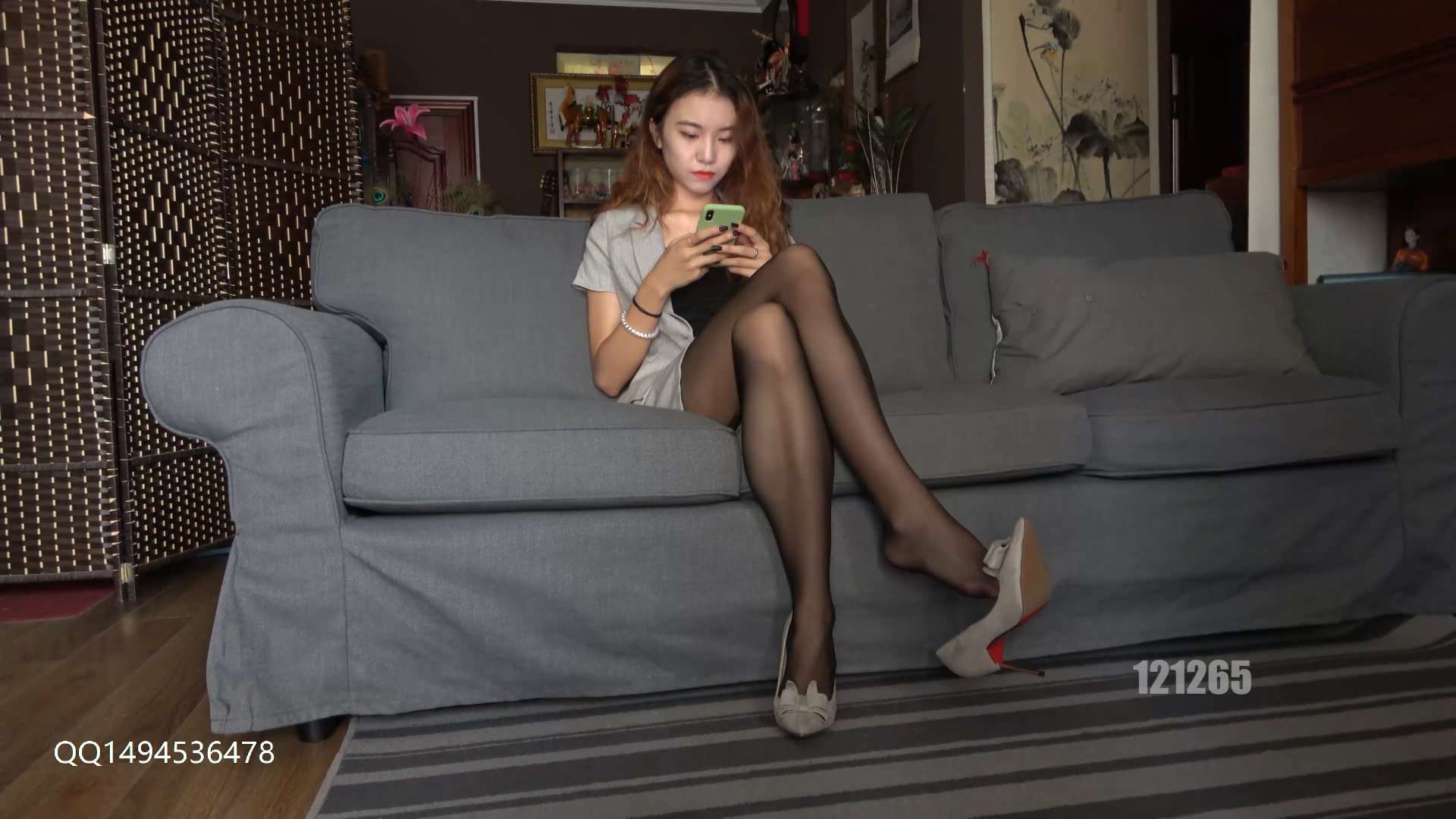 《[寄卖视频]-K&M-美女制服包臀裙黑丝沙发挑鞋》作品图
