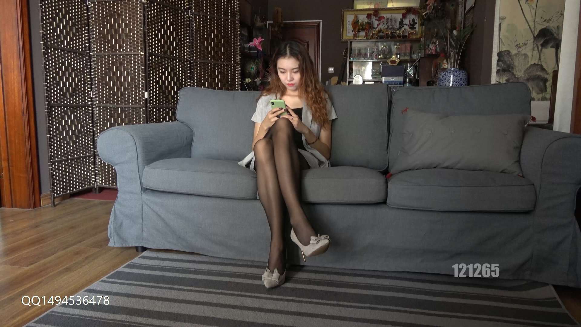 《[寄卖视频]-K&M-美女制服包臀裙黑丝沙发挑鞋》作品图