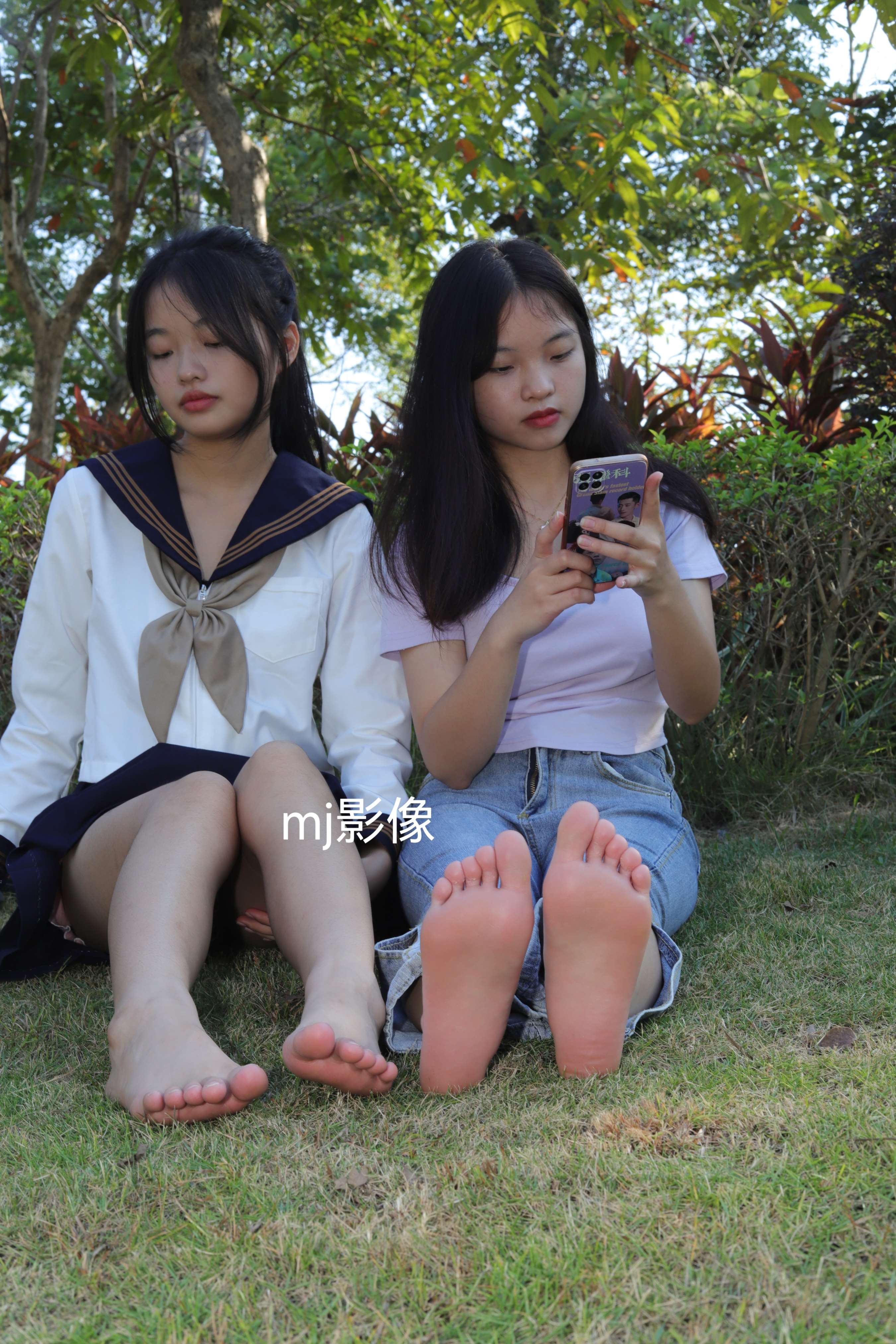 《诗诗与小然户外展示原味嫩脚丫》作品图