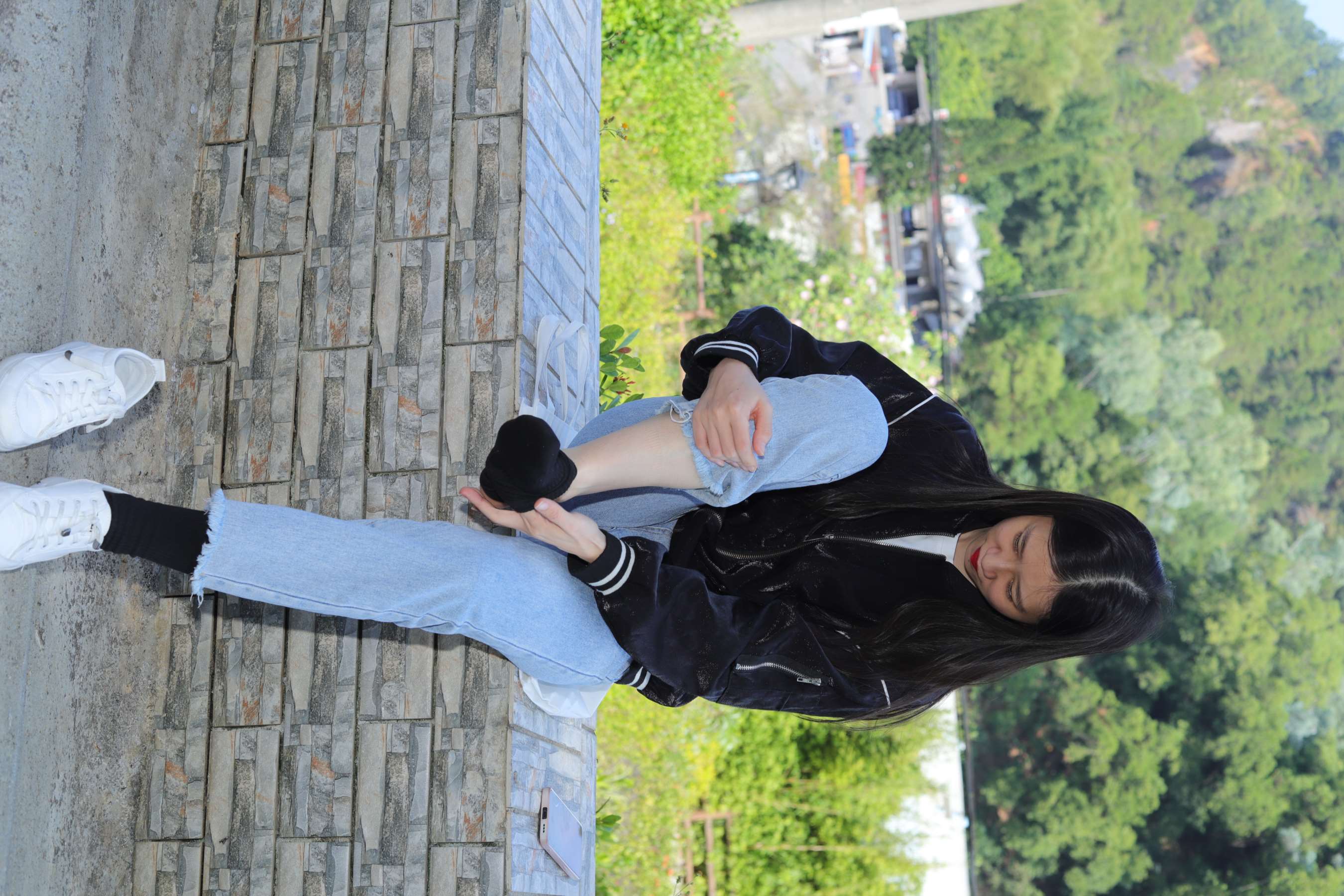 《美女小芳公园脱掉鞋袜展示极品脚丫》作品图