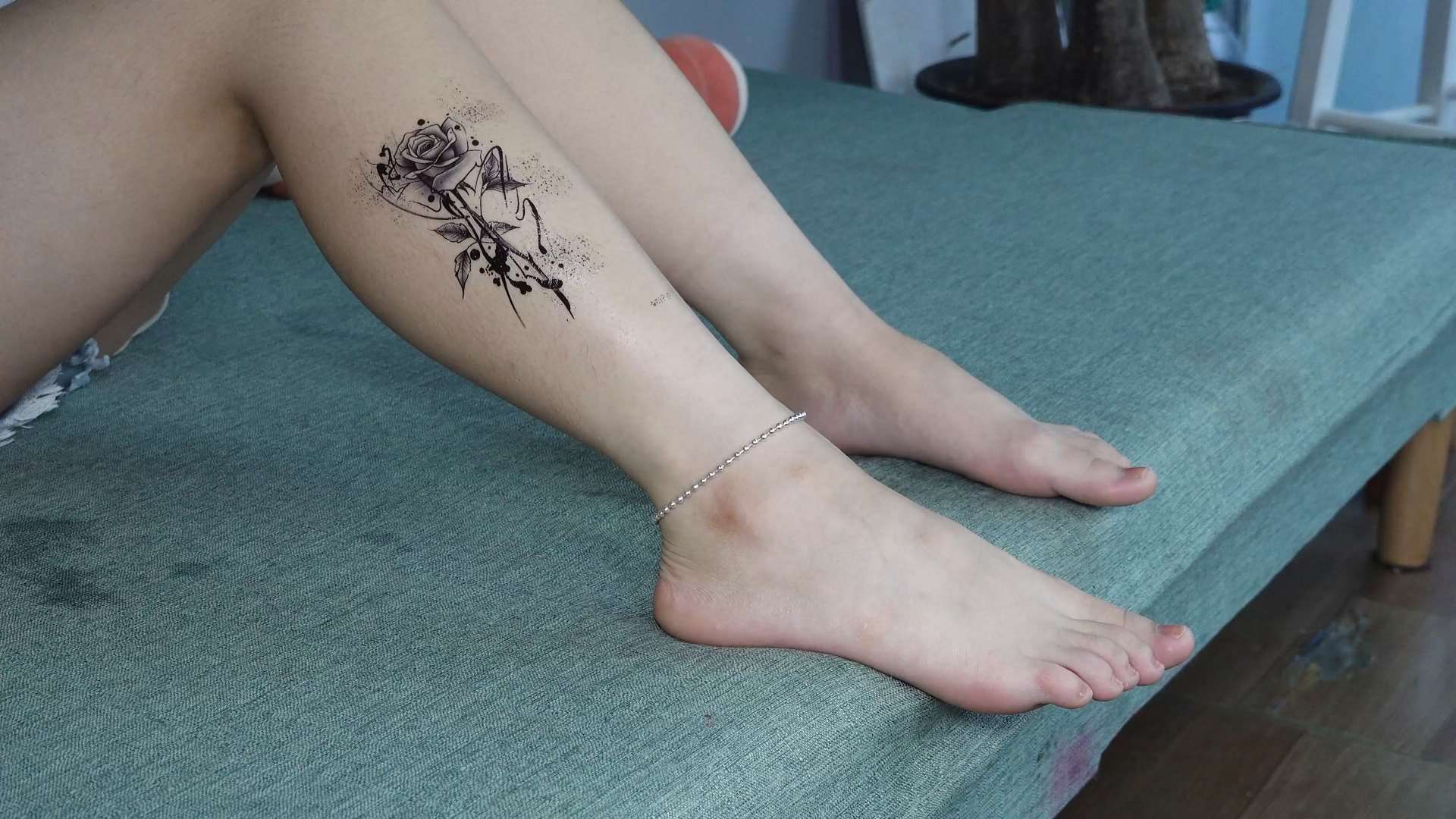 《[视频]-大学生诗诗脱鞋袜贴上纹身贴展示36码娇小美脚》作品图