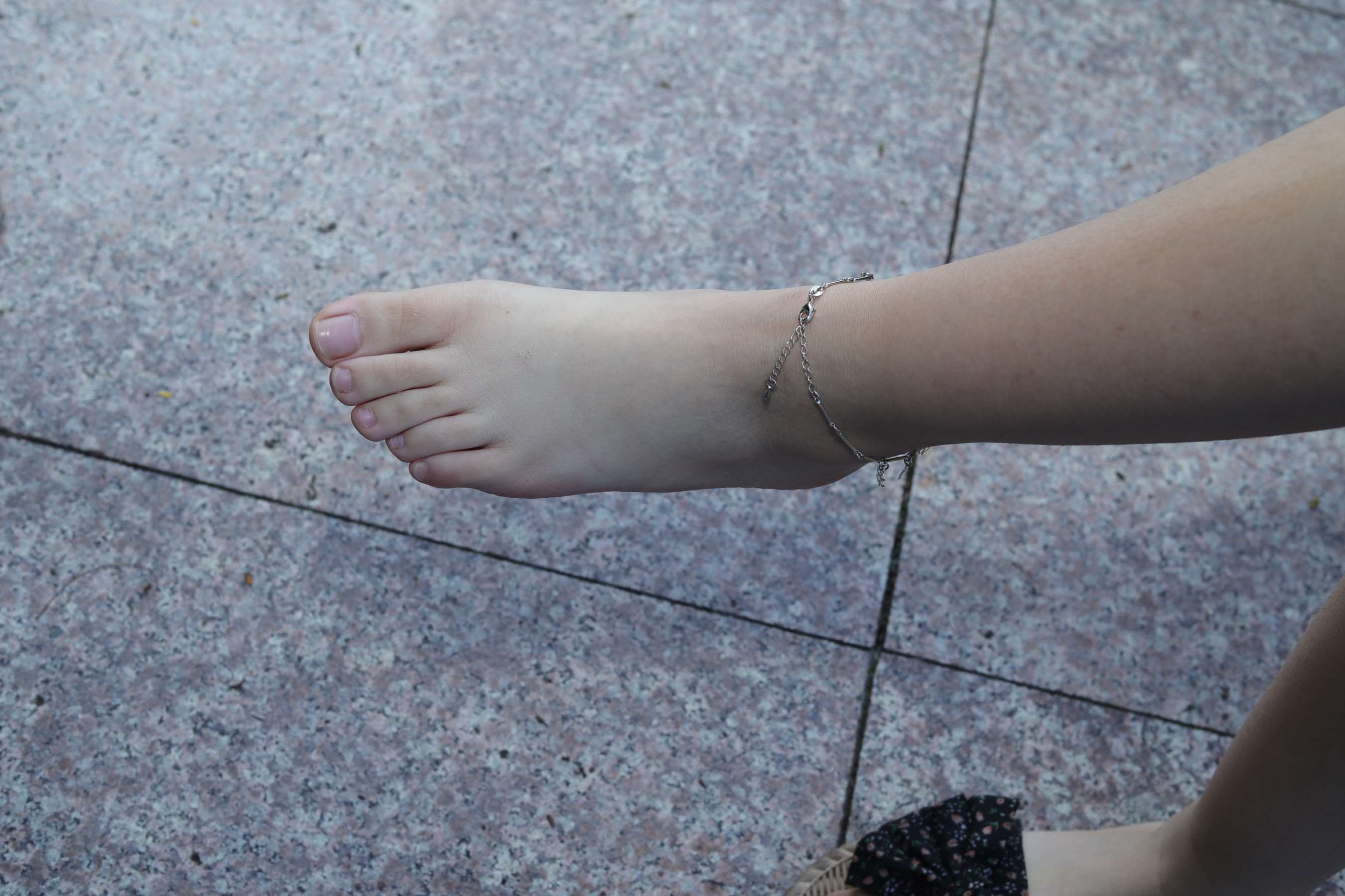 《小敏公园展示38码超白嫩脚丫》作品图