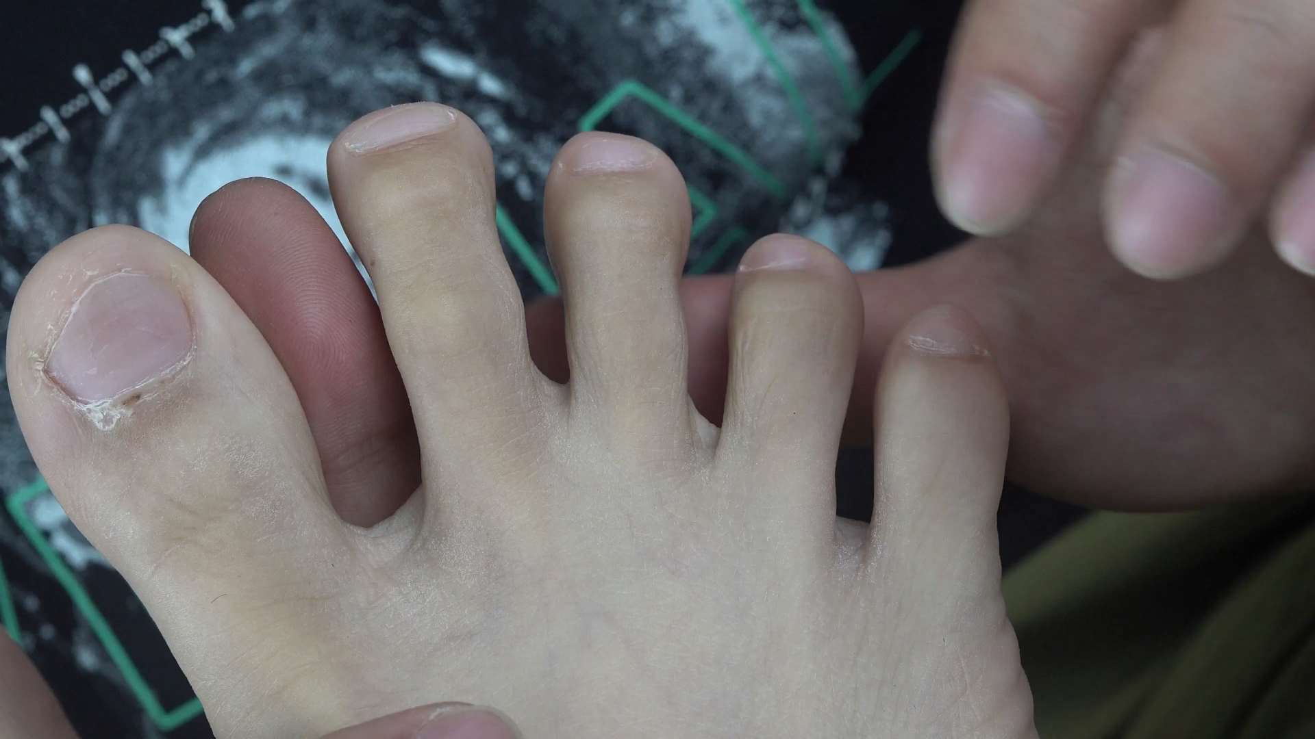 《[视频]-清纯小雪害羞脱白袜，近距离秀脚》作品图