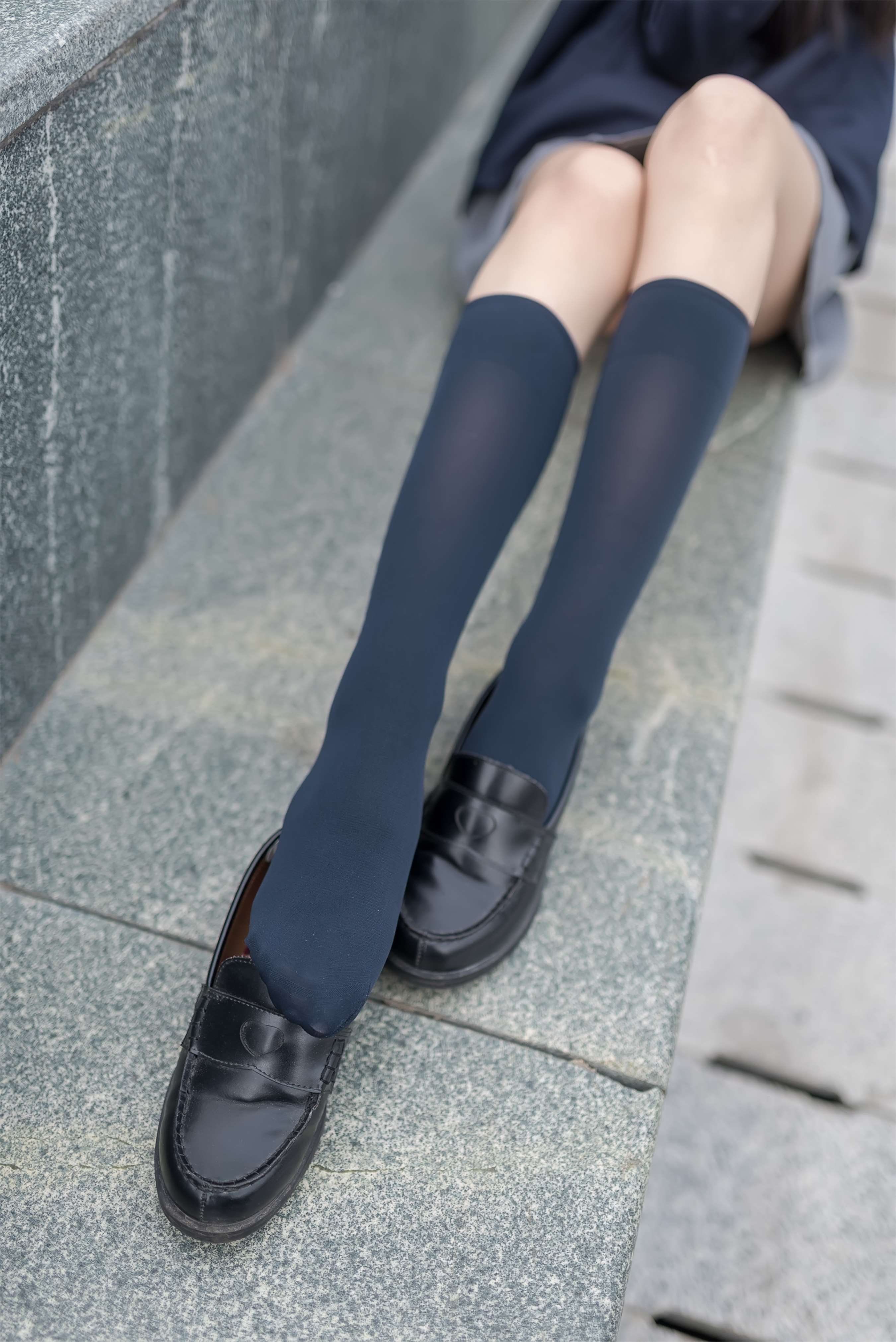 《日系の皮鞋长黑袜》作品图