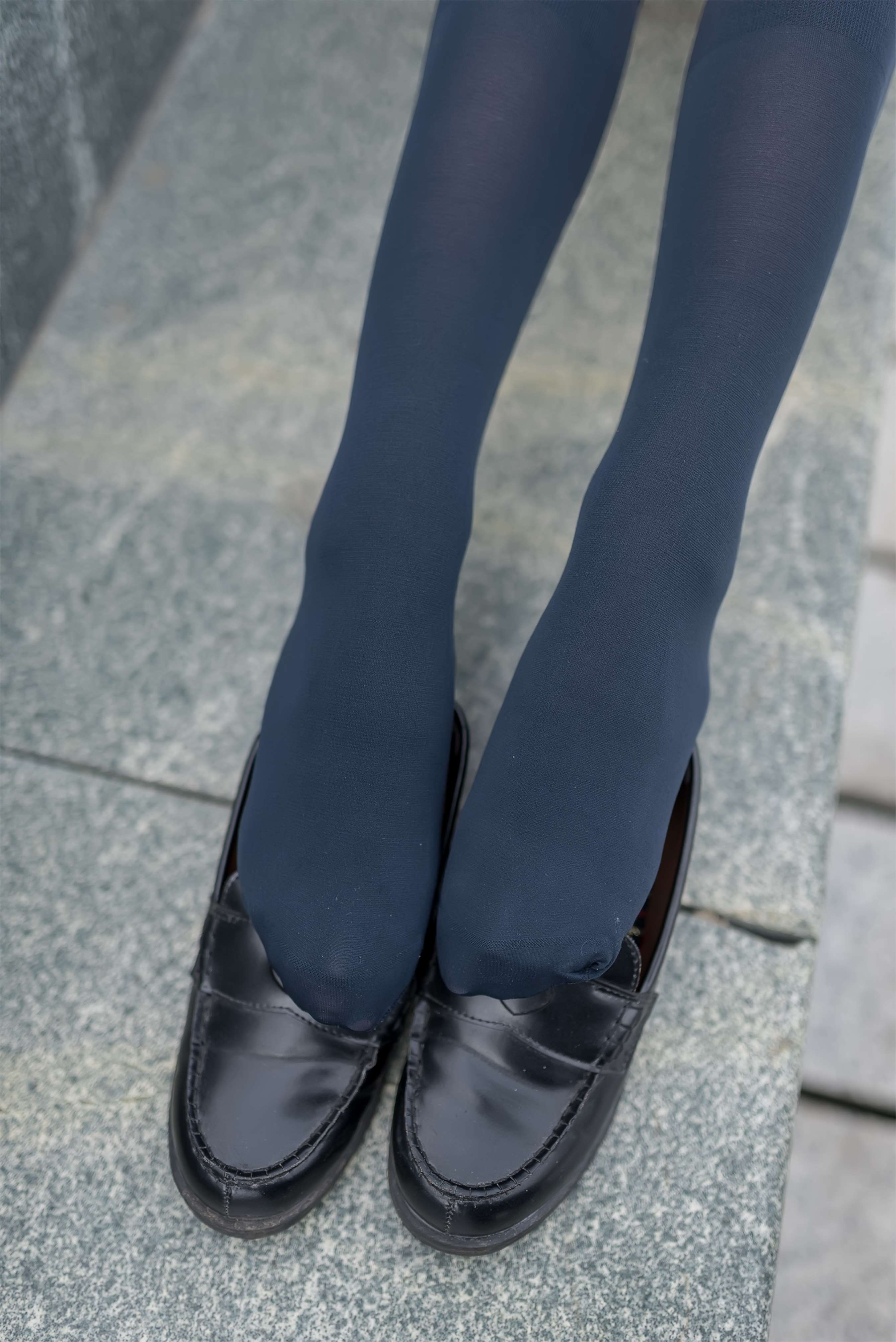 《日系の皮鞋长黑袜》作品图