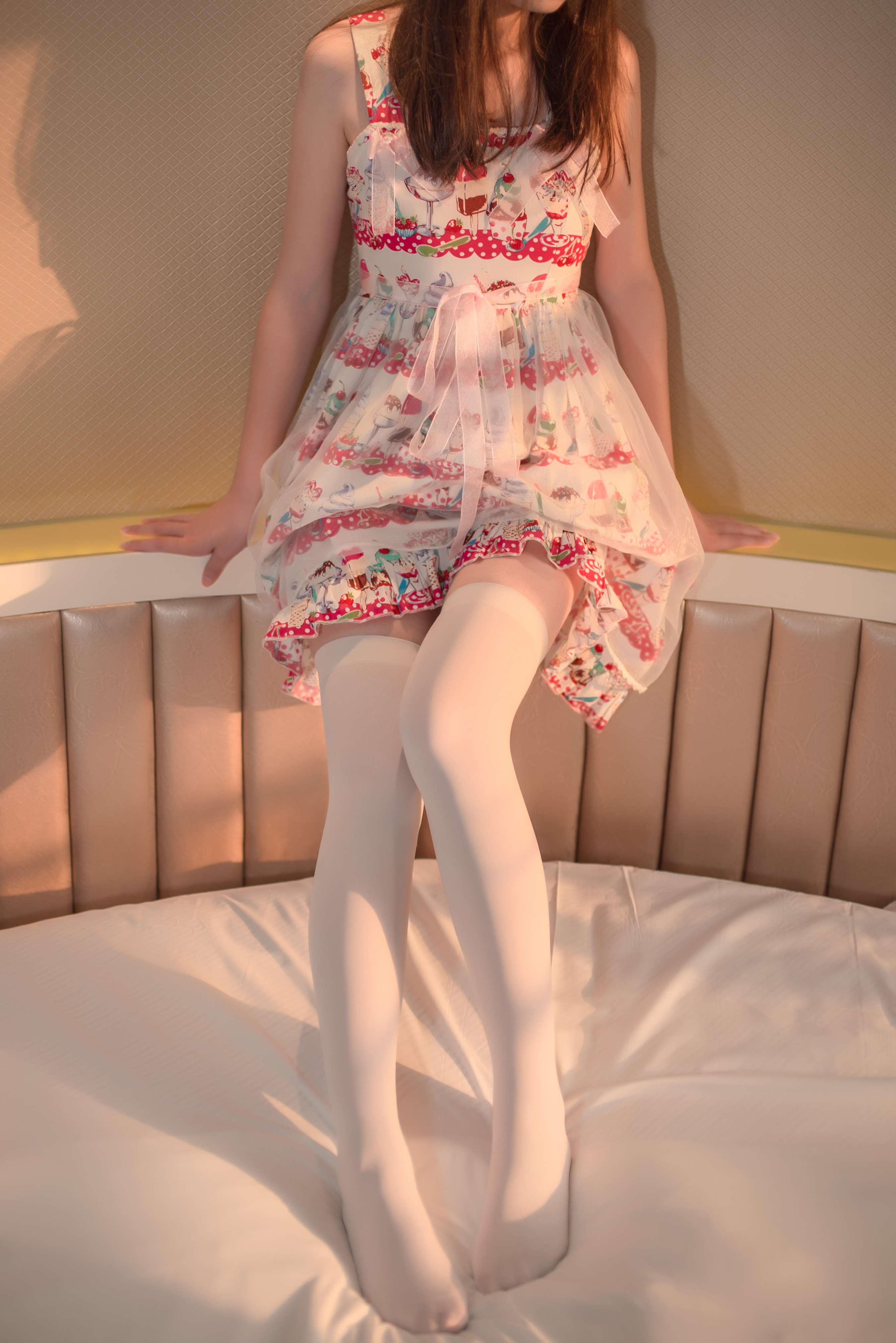 《少女高跟白丝脚丫》作品图